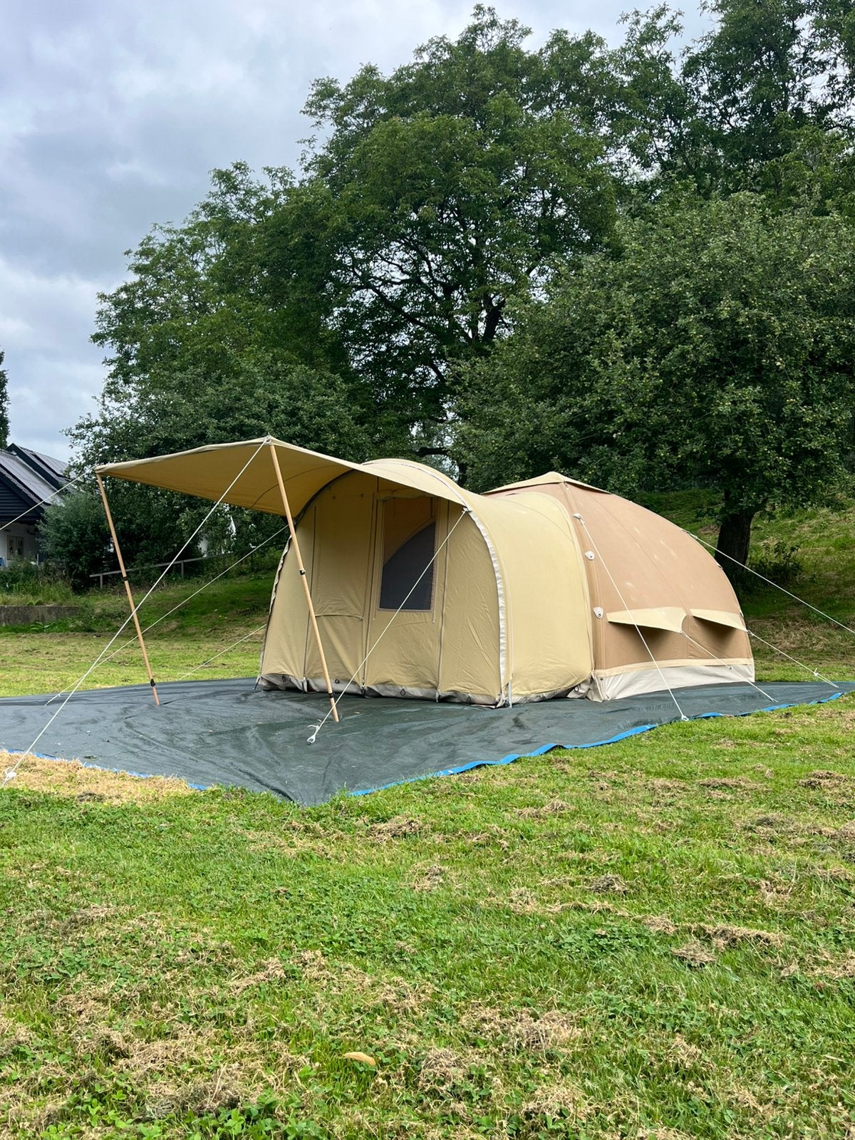 Karsten oppompbare tent 300 Beige uitstekende staat, Ophalen, Zo goed als nieuw, Tot en met 4