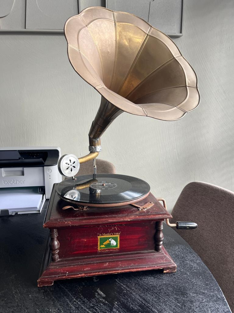 Grammofoon his master’s voicer met plaat, Ophalen