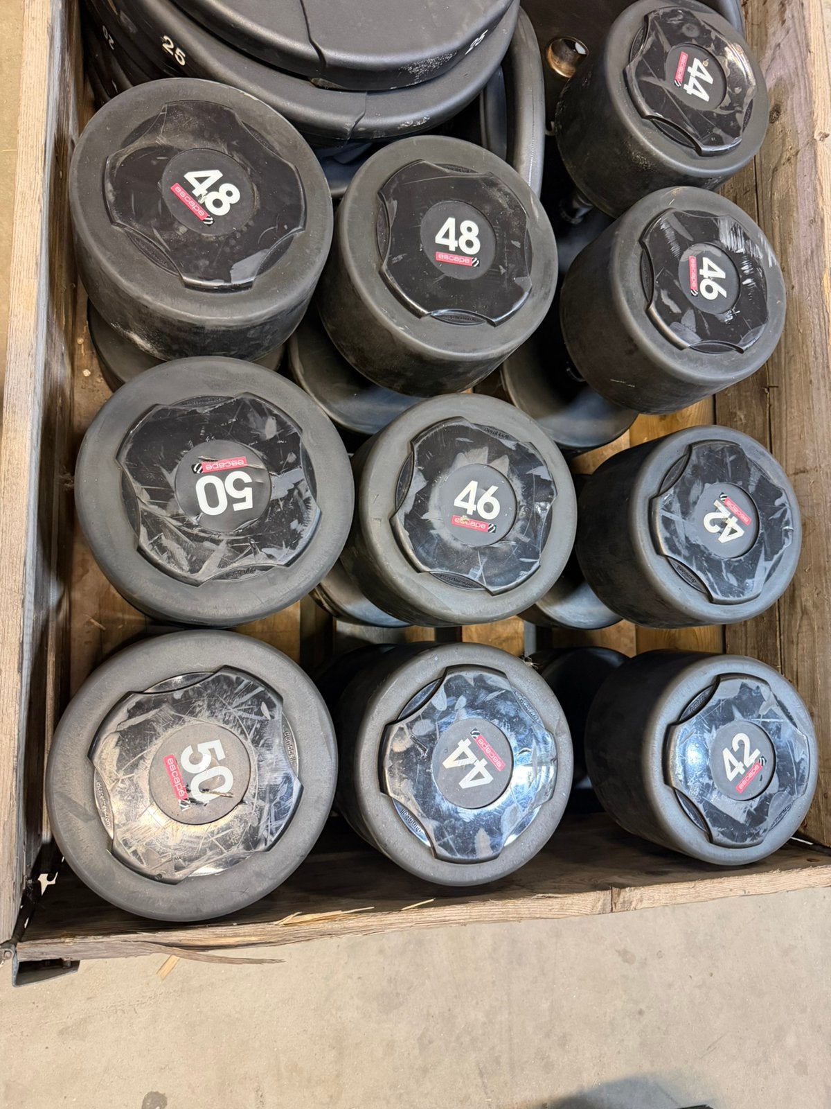 Vaste Rubberen Dumbells 22kg t/m 50kg + 2 Rekken, Sport en Fitness, Ophalen, Gebruikt, Dumbbell