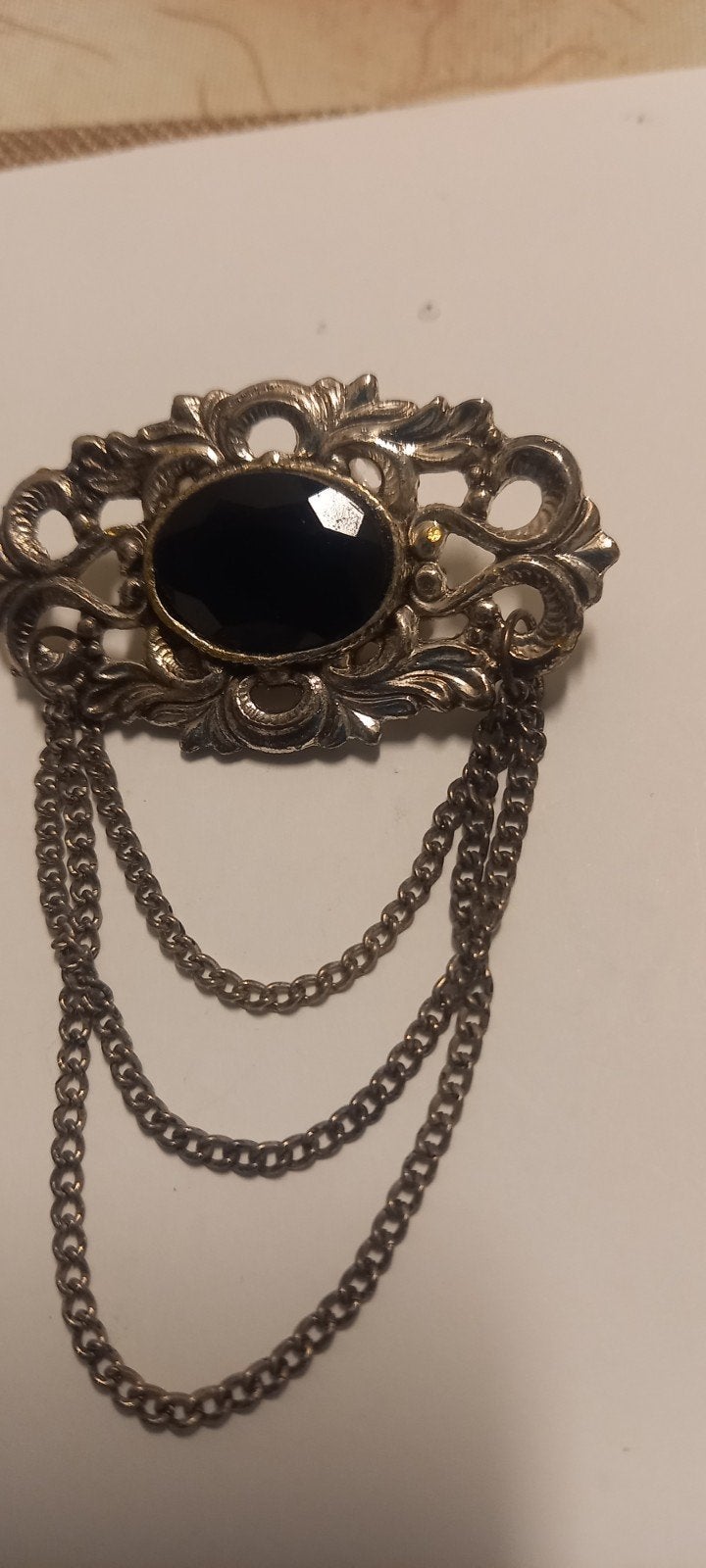 Barokke Vintage Broche met Zwarte Ovale Steen en Kettingen, Overige materialen, 4 tot 7 cm, Gebruikt, Zwart