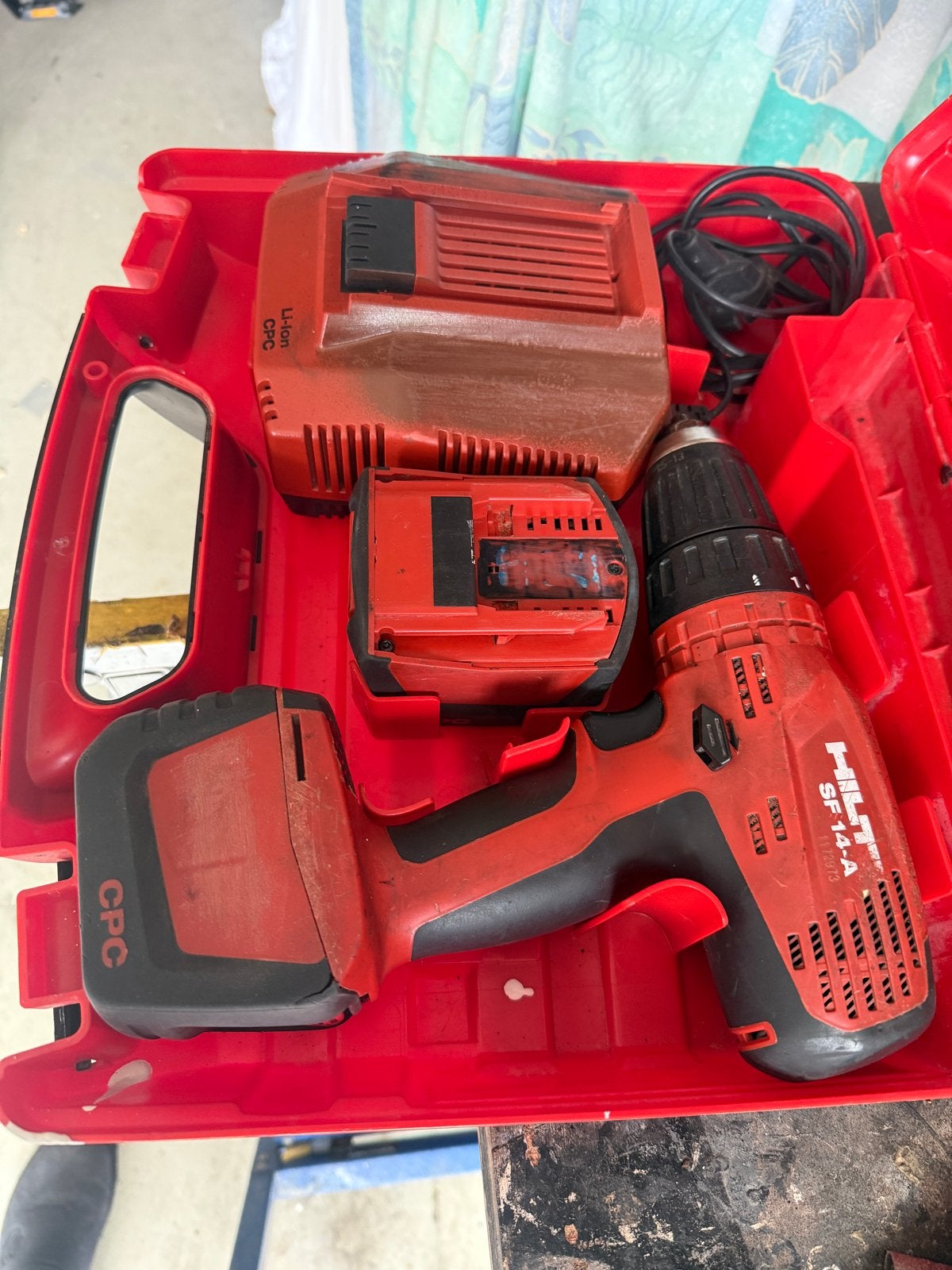 Hilti SF 14-A Boor- en Schroefmachine met Accu en Lader, Ophalen, Gebruikt, Minder dan 400 watt, Boor- en Schroefmachine
