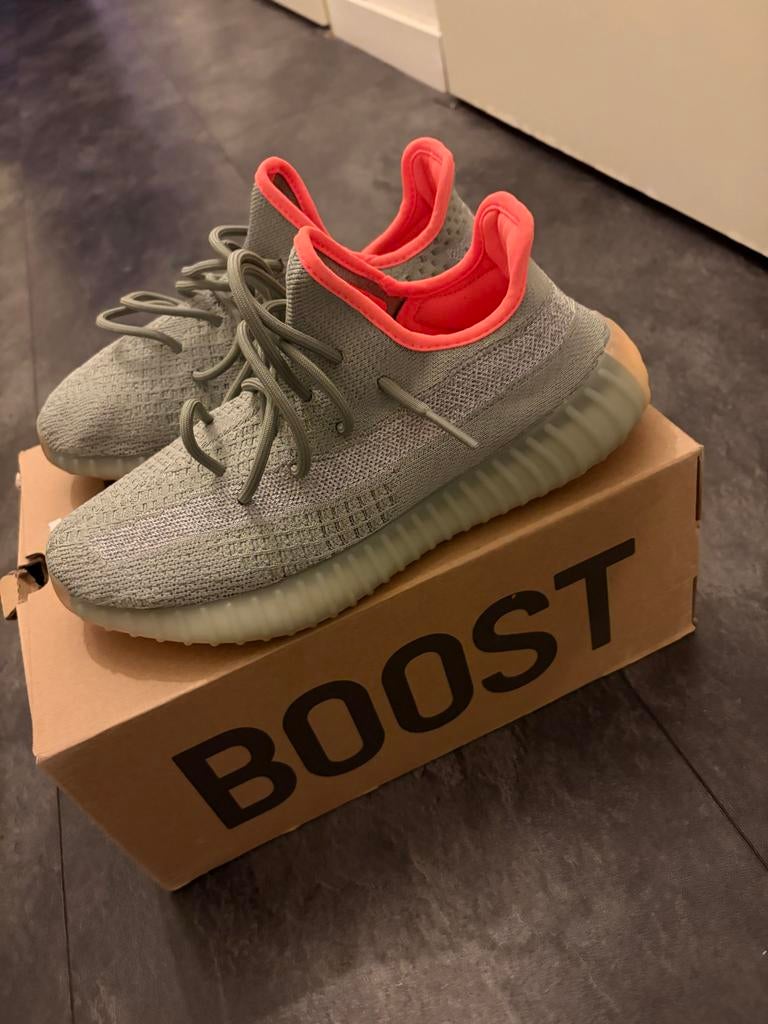 Yeezy Boost 350 V2 Dessert Sage maat 42, Kleding | Heren, Ophalen of Verzenden, Nieuw, Overige kleuren, Sneakers of Gympen