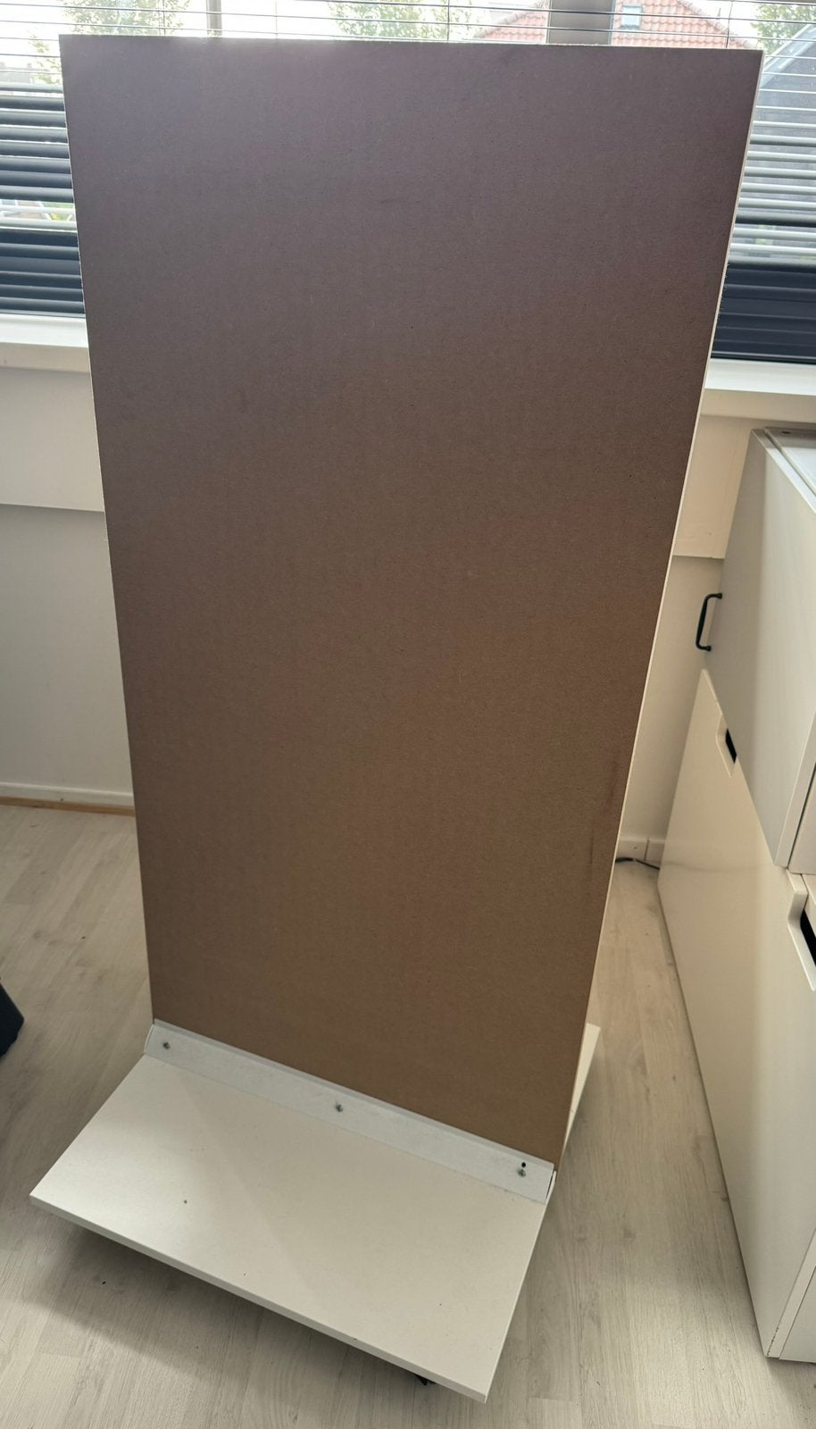 TE KOOP: Kamerscherm Memobord op 4 wieltjes, Huis en Inrichting, Woonaccessoires | Kamerschermen, Ophalen, Nieuw