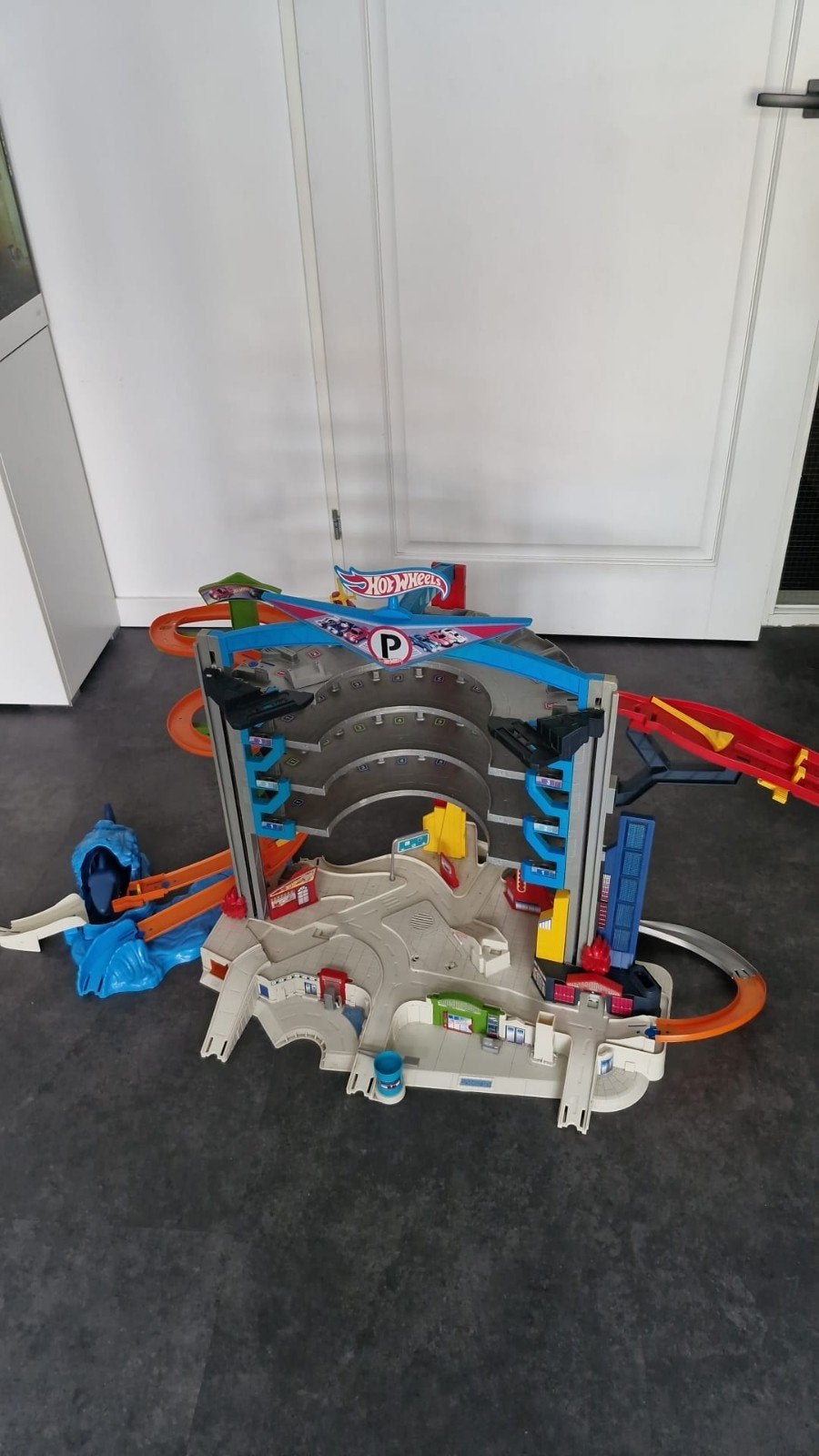 Deze Hot Wheels garage is helaas niet meer helemaal compleet, Kinderen en Baby's, Speelgoed | Racebanen, Ophalen of Verzenden