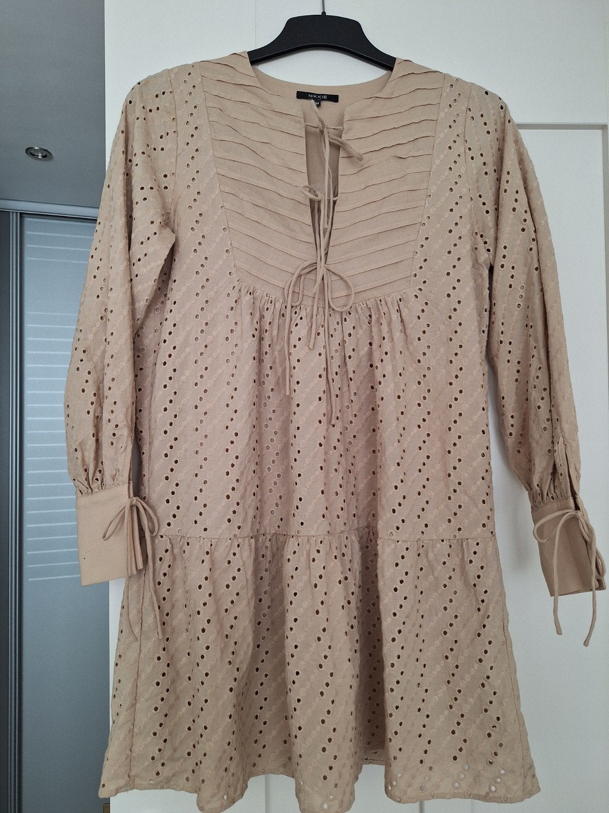 dames jurk met onderjurk merk NIKKIE, Ophalen, Beige, Zo goed als nieuw, Nikkie