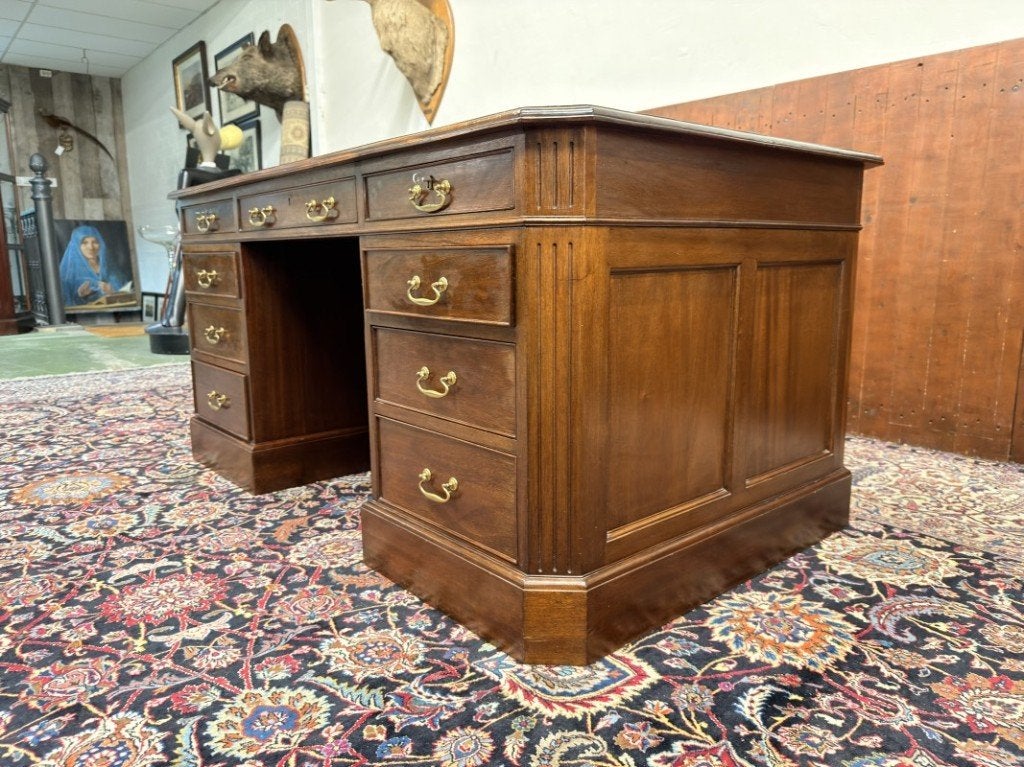 Foto 7 van Klassiek Engels Bureau met Bureaustoel