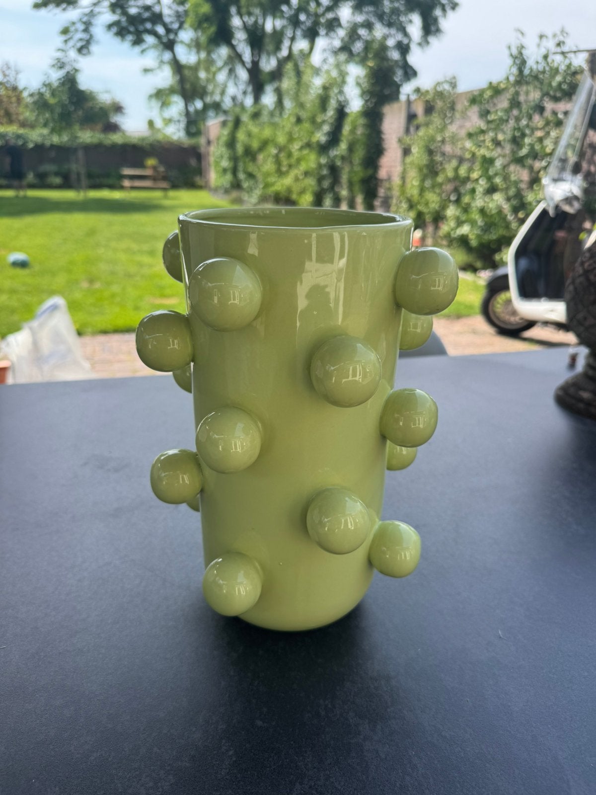 Xenos decoratieve vaas – lichtgroen met 3D bolletjes, Aardewerk of Porselein, Ophalen of Verzenden, Zo goed als nieuw, Minder dan 50 cm