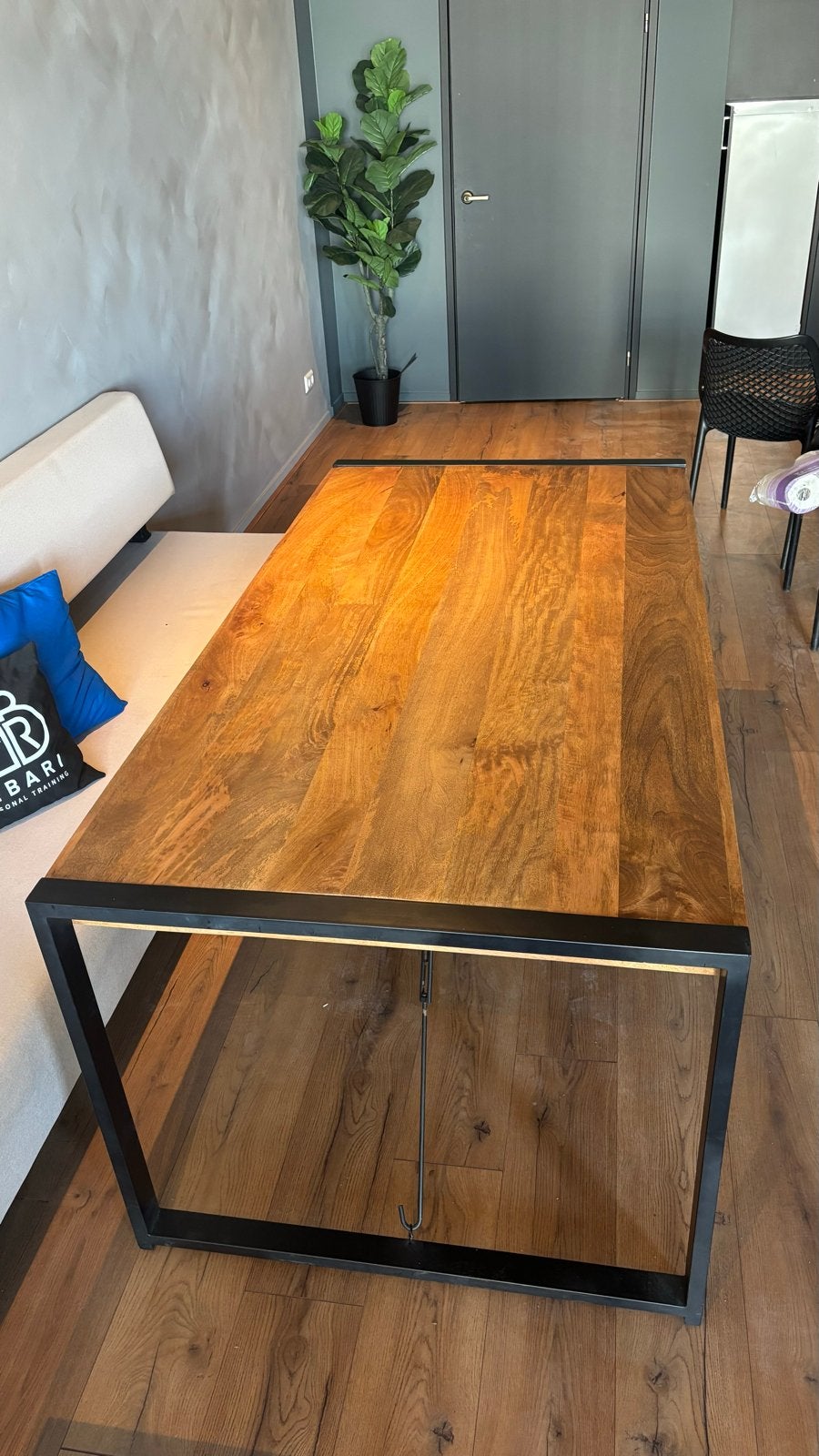 Eettafel met metalen onderstel mangohout, Huis en Inrichting, Tafels | Eettafels, Ophalen, 50 tot 100 cm, Zo goed als nieuw, 150 tot 200 cm