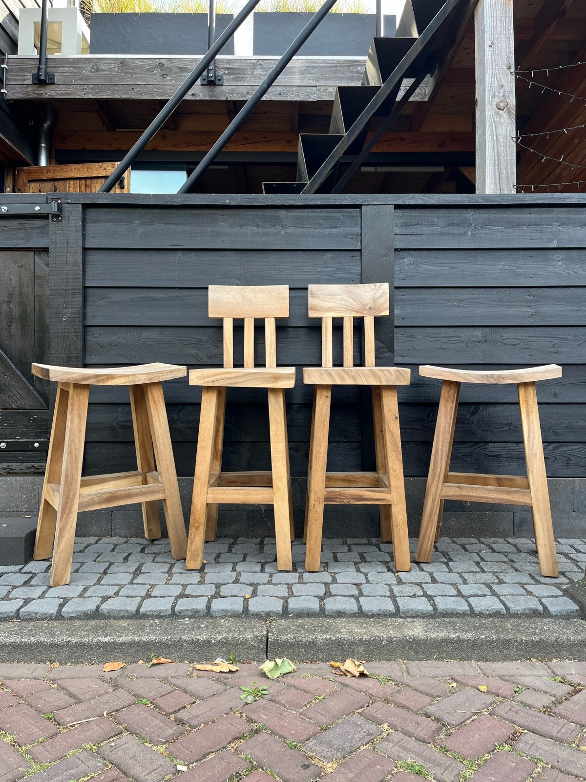 Set van 4 houten krukken - 2 met rugleuning, 2 zonder, Ophalen, Gebruikt, 60 tot 90 cm, 4 krukken
