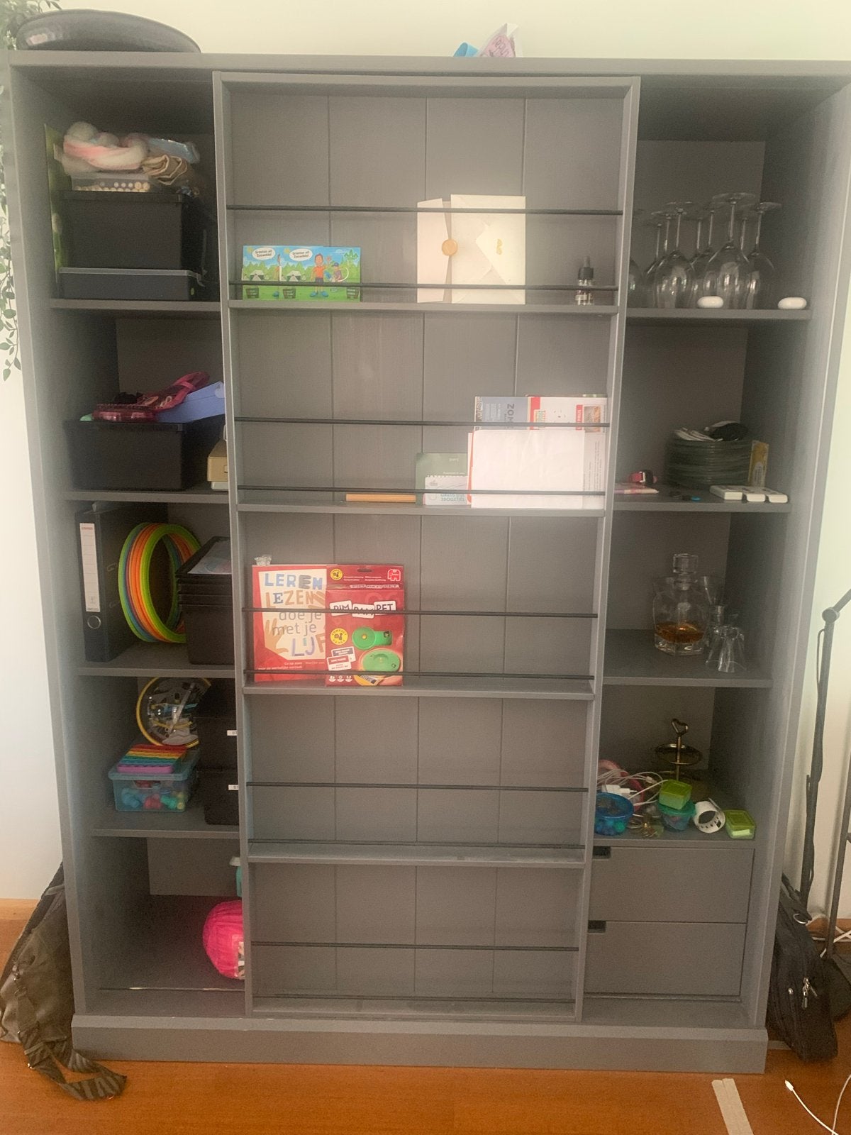 WOOOD Swing Schuifdeurkast - Grijs, Huis en Inrichting, Kasten | Kledingkasten, Ophalen, Gebruikt, 100 tot 150 cm, 150 tot 200 cm