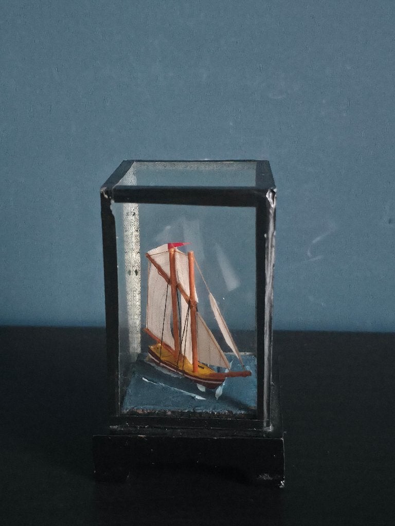 Miniatuur zeilboot in glazen vitrine – scheepsmodel, Ophalen of Verzenden, Zo goed als nieuw, 1:200 of kleiner, Overige merken