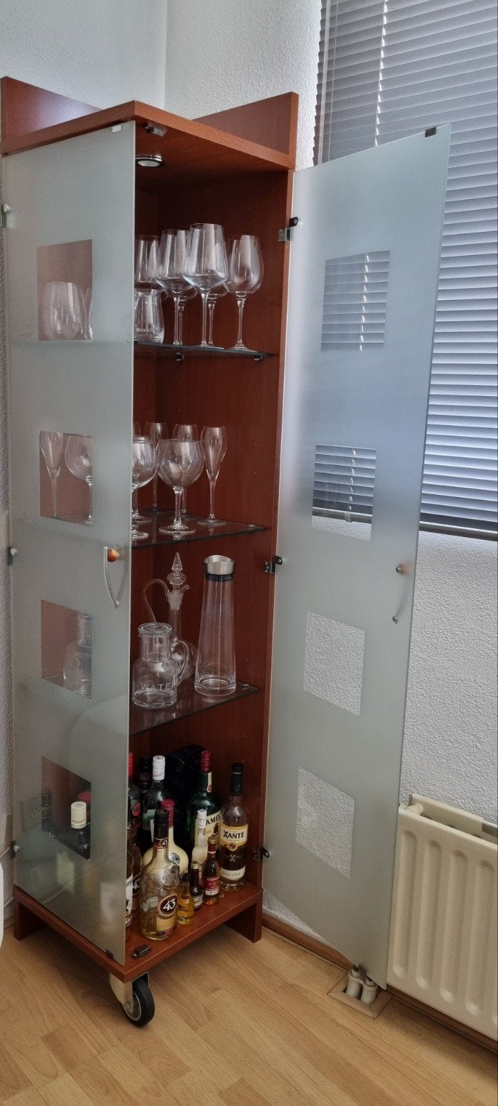 Hoekkast met glazen deuren, Zo goed als nieuw, 150 tot 200 cm, 25 tot 50 cm, Met 3 glasplaten