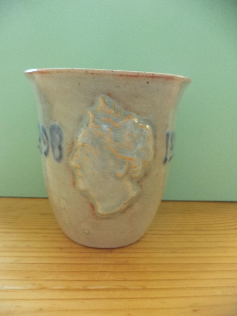 Groenige aardewerk beker Wilhelmina 1898-1948, Ophalen of Verzenden, Gebruikt, Nederland, Servies