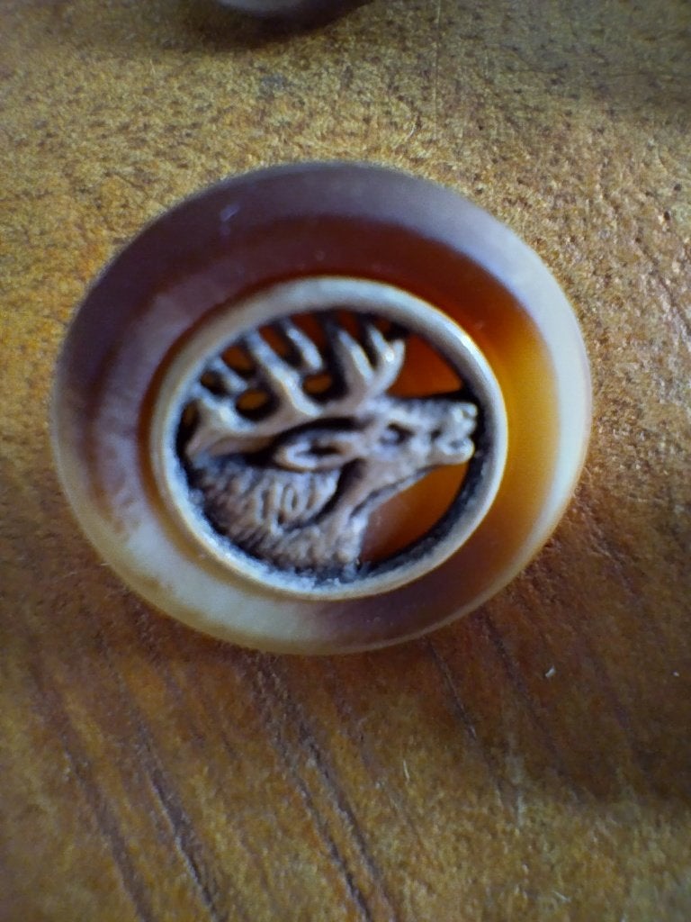 Te koop aangeboden: 27 knopen met ree kop , Ophalen of Verzenden, Nieuw, Knoop of Knopen