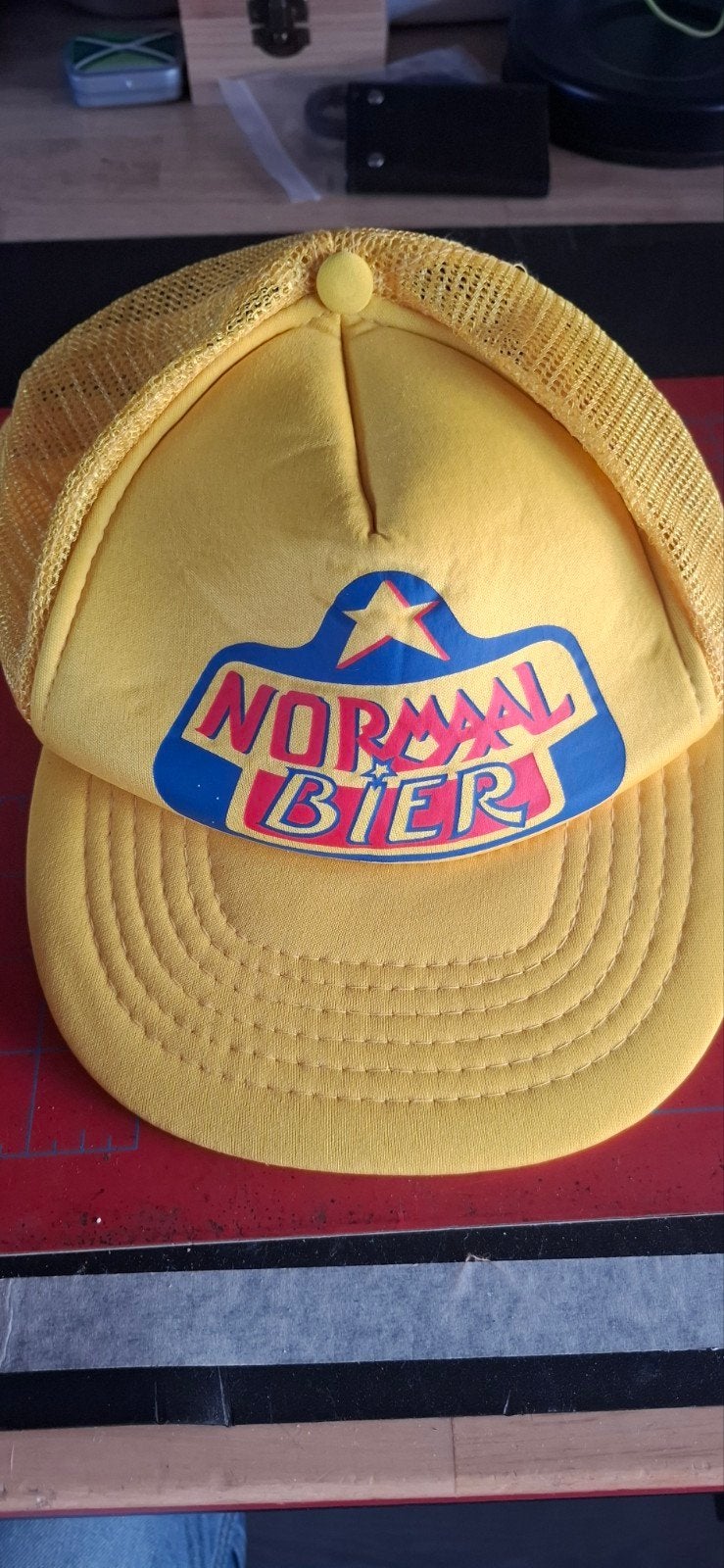 Gele pet "Normaal Bier" - Vintage stijl, Kleding | Heren, Hoeden en Petten, Ophalen, Onbekend, One size fits all, Pet
