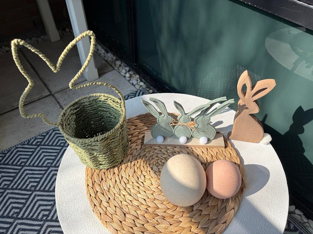 Chairs and easter decoration, Ophalen, Zo goed als nieuw