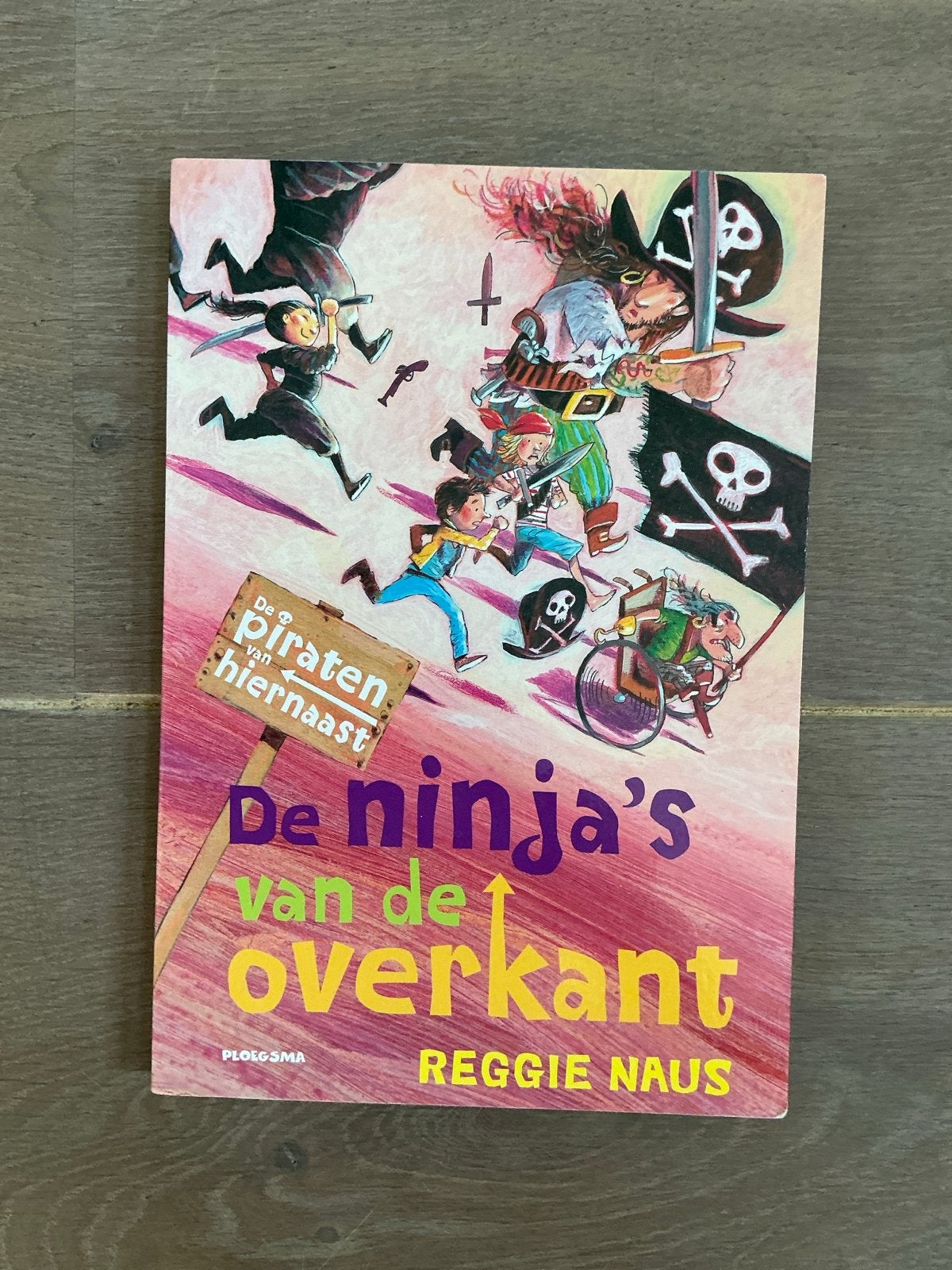 De ninja's van de overkant - Reggie Naus (Ploegsma), Ophalen of Verzenden, Zo goed als nieuw, Fictie