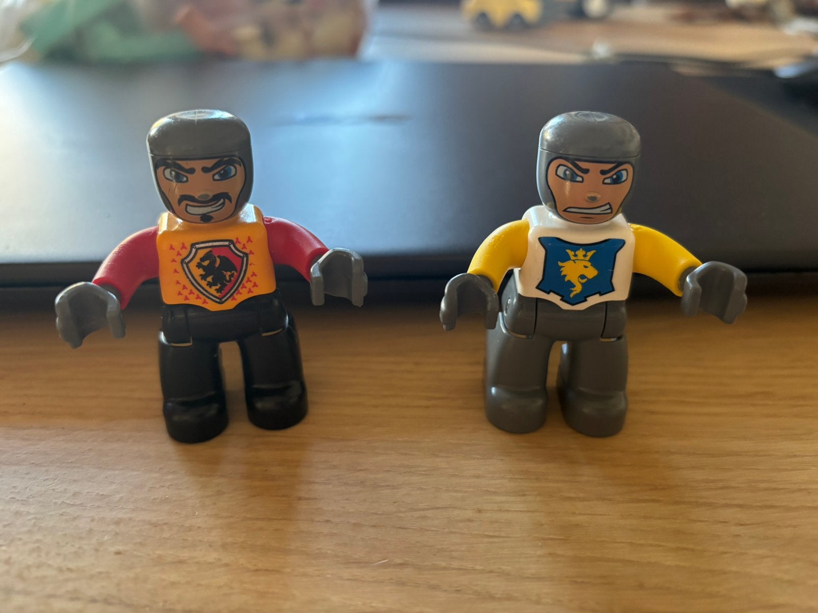 2 Lego Duplo ridderwagens + 2 ridders, Ophalen of Verzenden, Zo goed als nieuw, Duplo