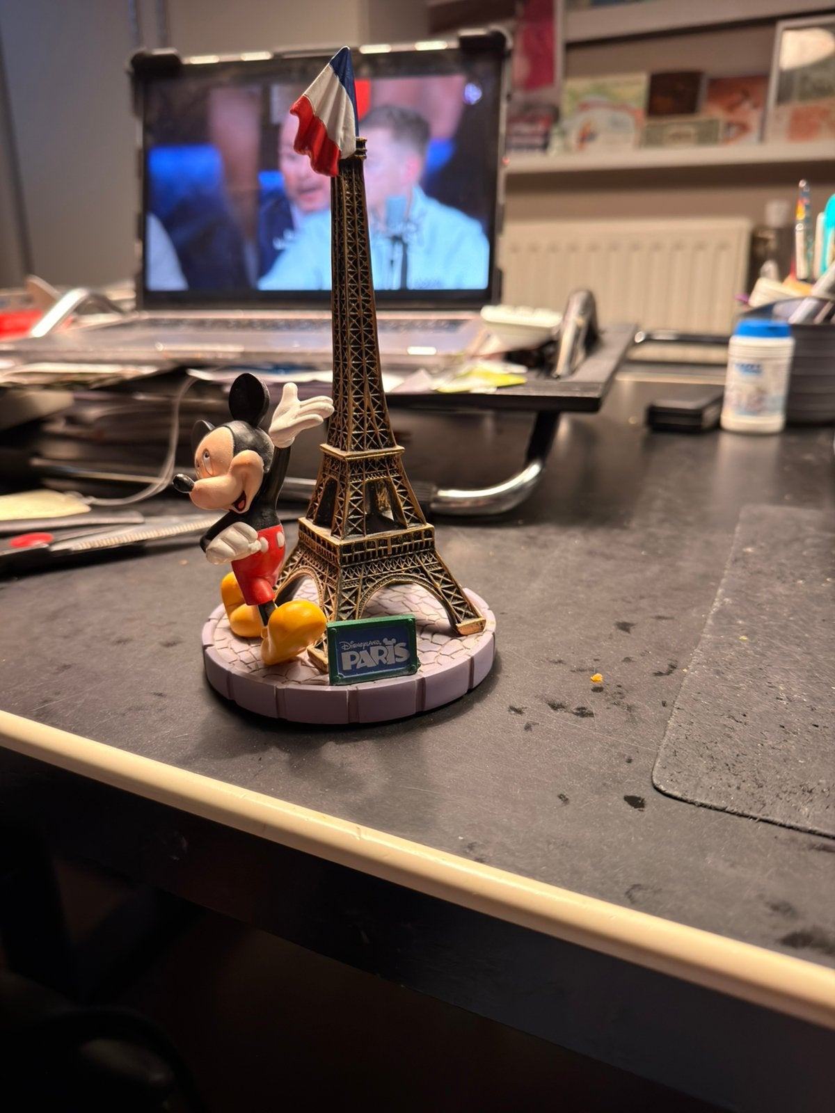 Beeldje Disneyland parijs met mickey mouse, Ophalen of Verzenden, Mickey Mouse, Zo goed als nieuw, Beeldje of Figuurtje