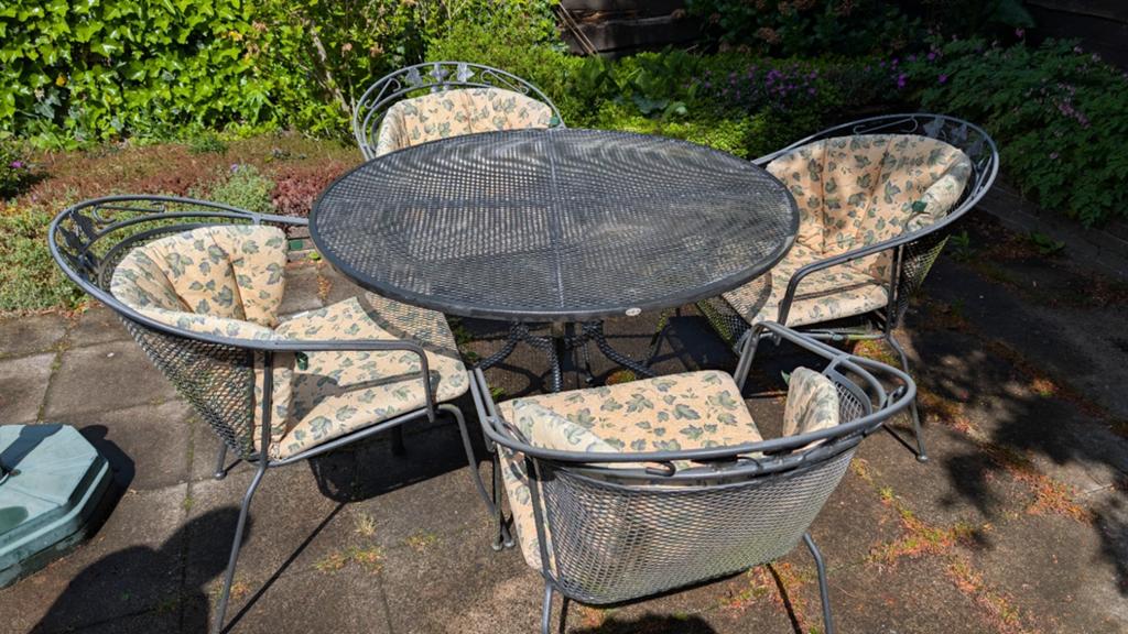 Royal Garden Elegance ronde stapelbare set strekmetaal Ø105, Tuin en Terras, Ophalen, Zo goed als nieuw, Overige materialen, 4 zitplaatsen