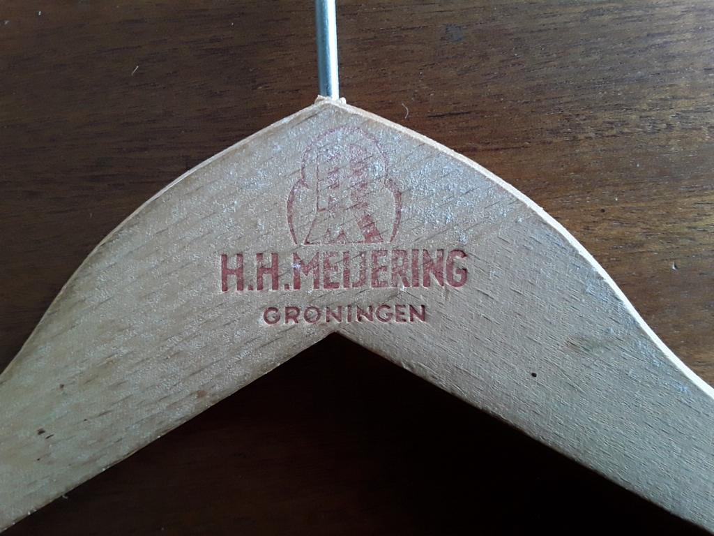 H.H.Meijering Groningen / vintage houten kleerhanger, Verzenden