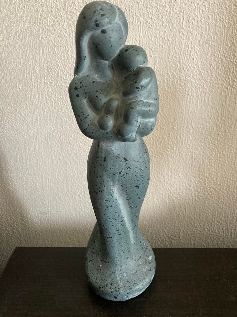 Minimalistische sculptuur "Moeder met kind" in Neolith, Ophalen of Verzenden, 20 - 50 cm, Beeld, Composieten