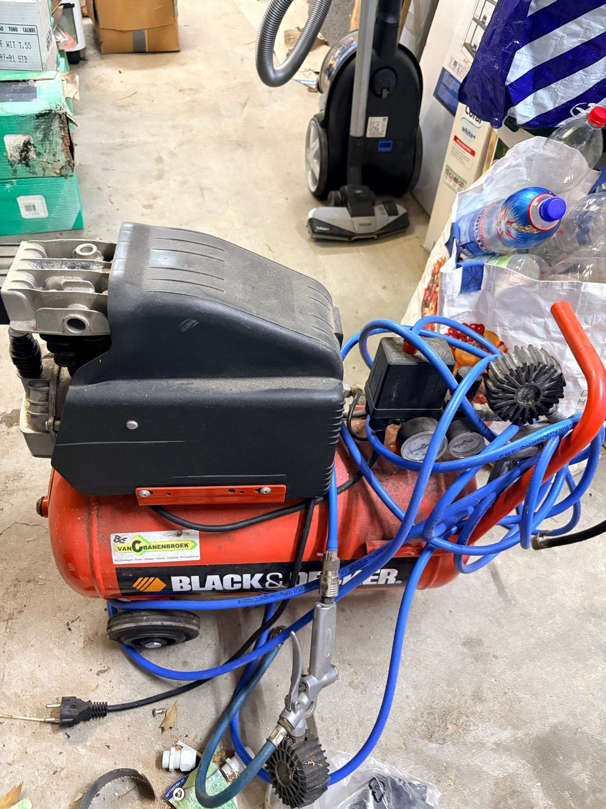 Black & Decker Compressor met accessoires, Doe-het-zelf en Verbouw, Ophalen, Gebruikt, 6 tot 10 bar, 25 tot 100 liter