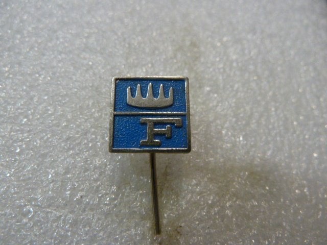 Vintage Speldje met Kroon en Letter F, Ophalen of Verzenden, Gebruikt, Overige onderwerpen, Speldje of Pin