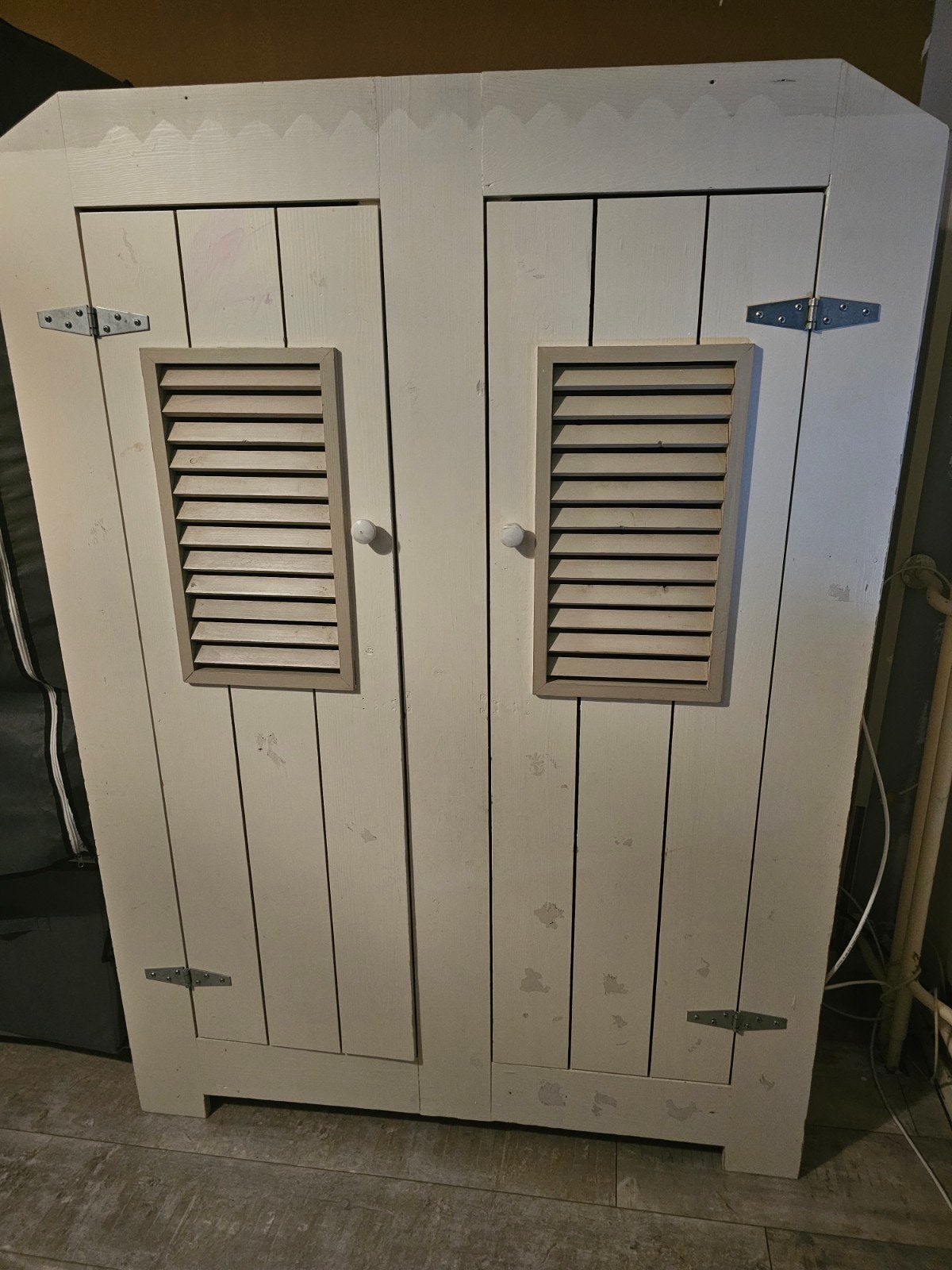 Deze witte louvrekast in strandhuisstijl, Kinderen en Baby's, Kinderkamer | Commodes en Kasten, Ophalen, 50 tot 70 cm, 100 cm of meer