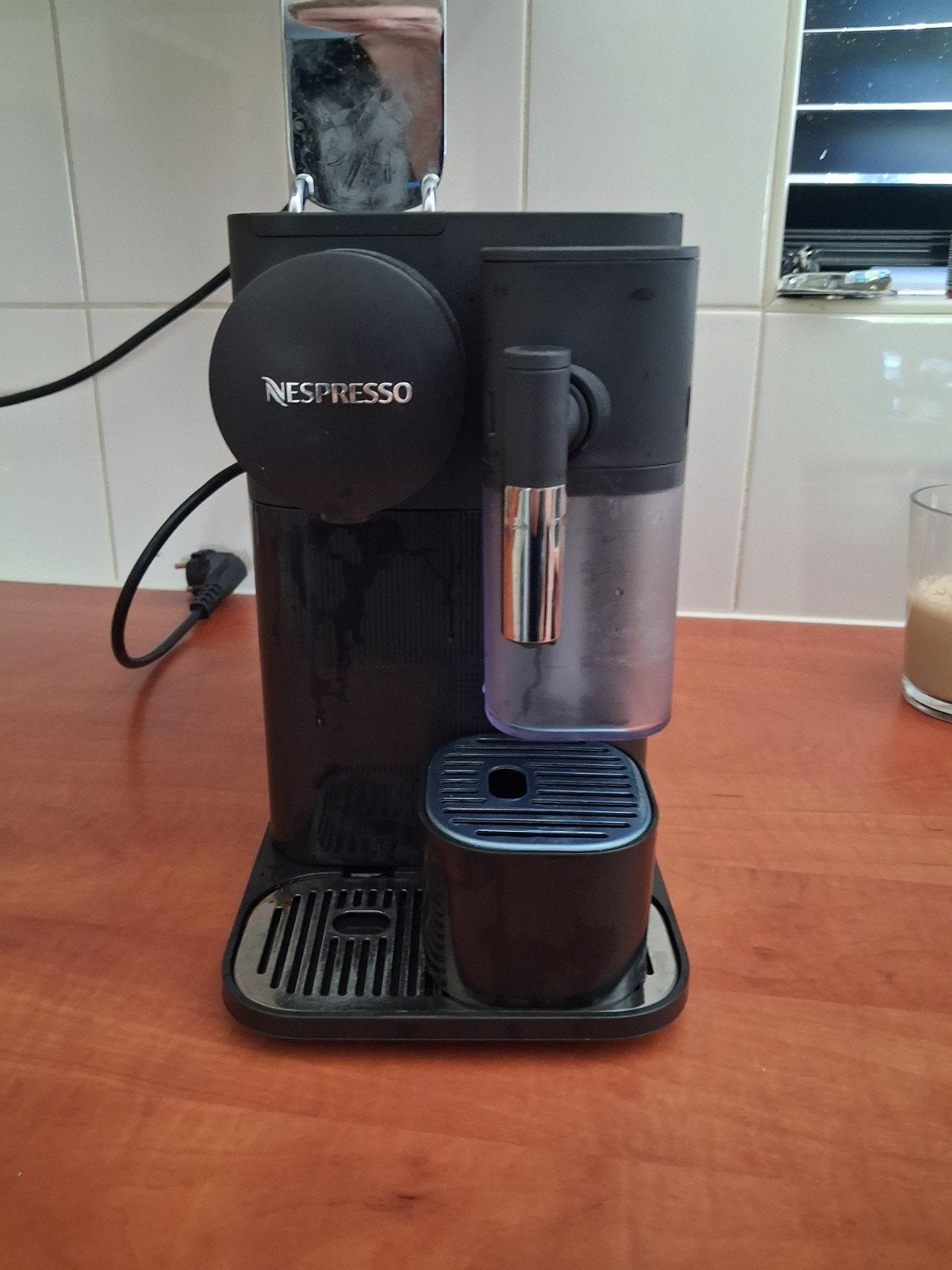 De'Longhi Nespresso Lattissima One, Ophalen of Verzenden, Zo goed als nieuw, Espresso apparaat