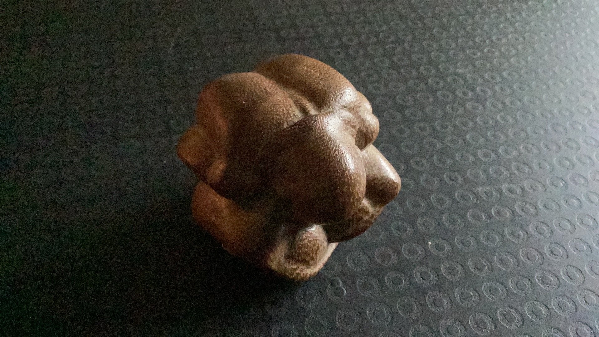 Kleine orang malu, 5x5 cm, Hout, Bruin, Handgemaakt, Ophalen of Verzenden