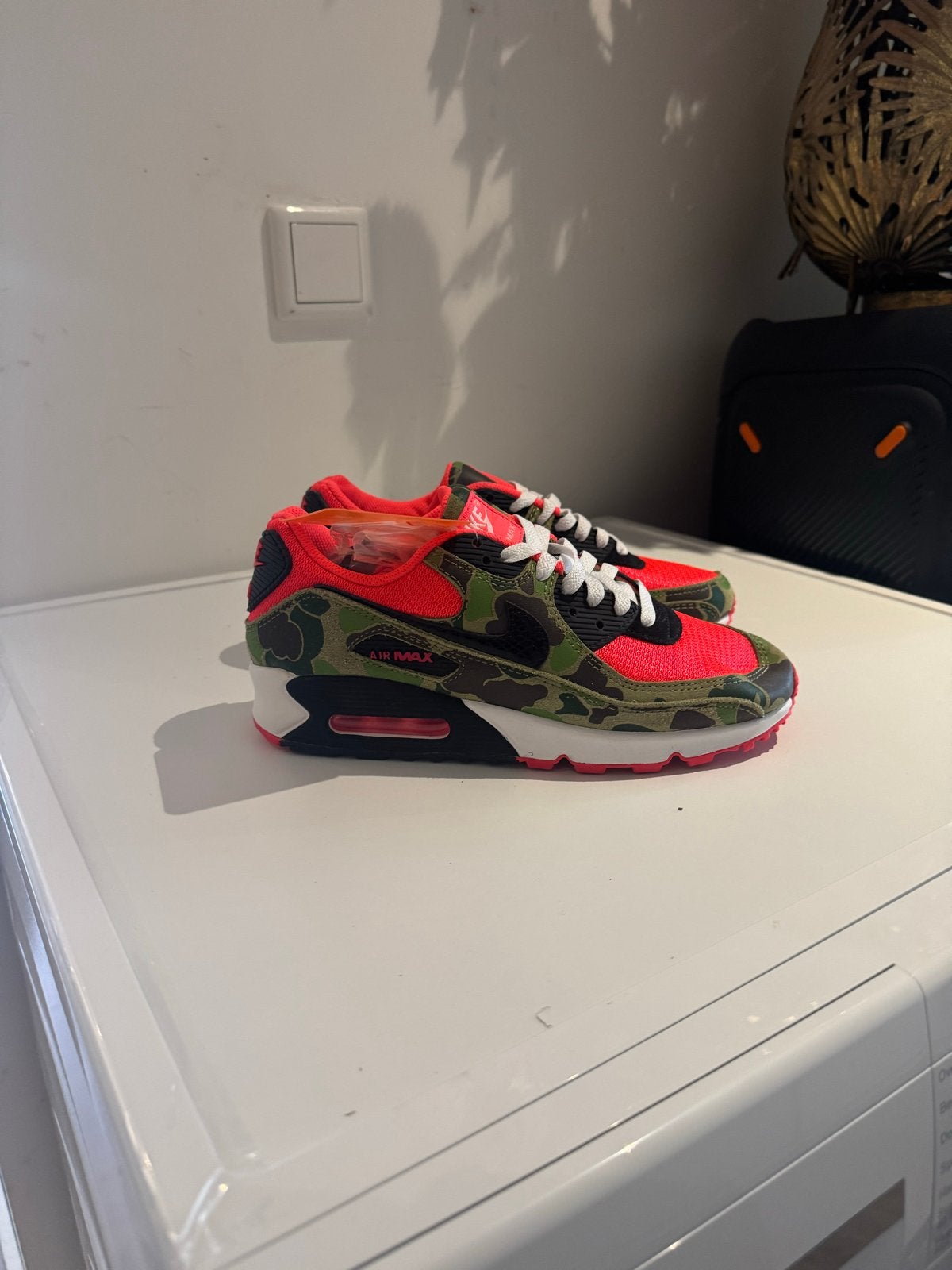 Nike Air Max 90 Reverse Duck Camo - Maat 40, Kleding | Heren, Ophalen of Verzenden, Nieuw, Overige kleuren, Sneakers of Gympen