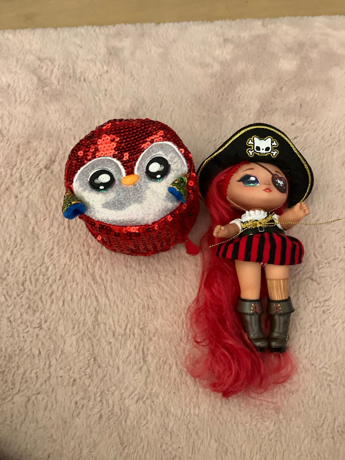 Piratenpop met rood haar en eentjes tasje, Ophalen of Verzenden, Gebruikt, Overige typen