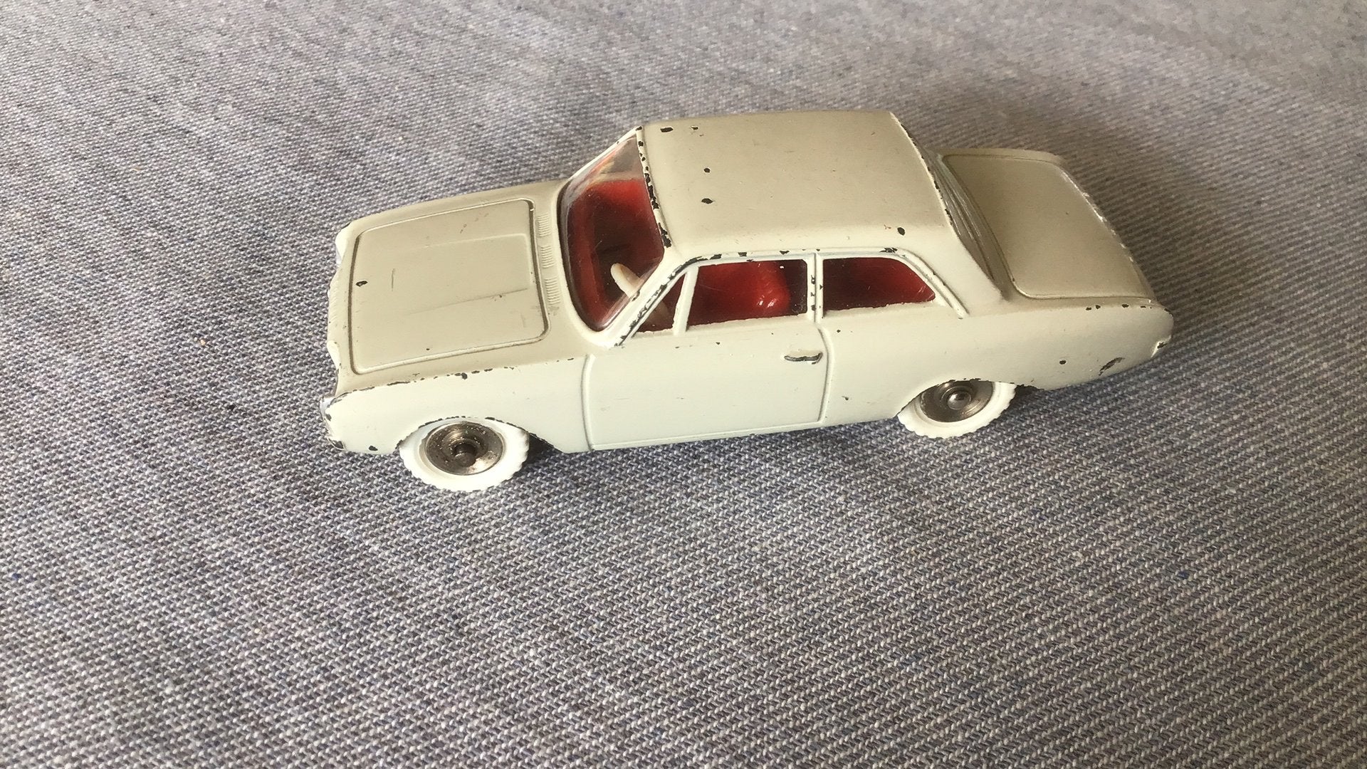 DINKY TOYS FORD TAUNUS “ DE BADKUIP “ GENAAMD + NIEUW BANDEN, Hobby en Vrije tijd, Modelauto's | 1:43, Ophalen of Verzenden, Gebruikt