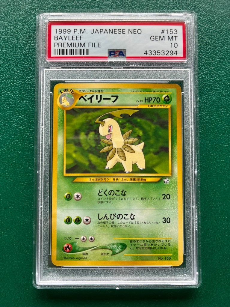 PSA 10 Pokemon 1999 Japanese NEO Bayleef Premium File 153, Hobby en Vrije tijd, Verzamelkaartspellen | Pokémon, Ophalen of Verzenden