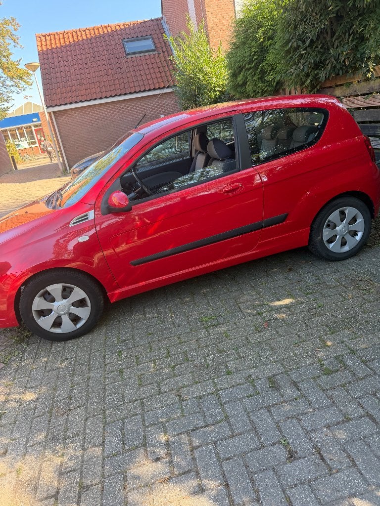 Chevrolet Aveo 1.2 16V 3D 2010 Rood, Auto's, Voorwielaandrijving, 40 €/maand, Aveo, 4 cilinders