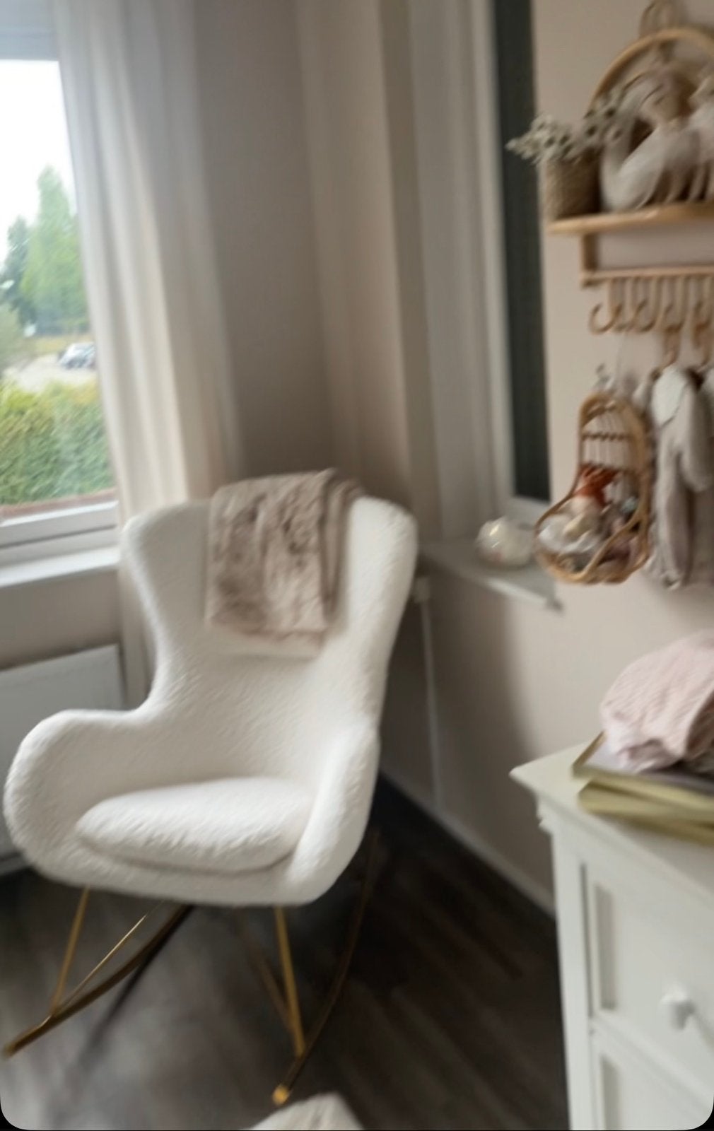 Westwing Teddy schommelstoel in zeer goede staat, Huis en Inrichting, Stoelen, Ophalen, Wit, Zo goed als nieuw, Eén