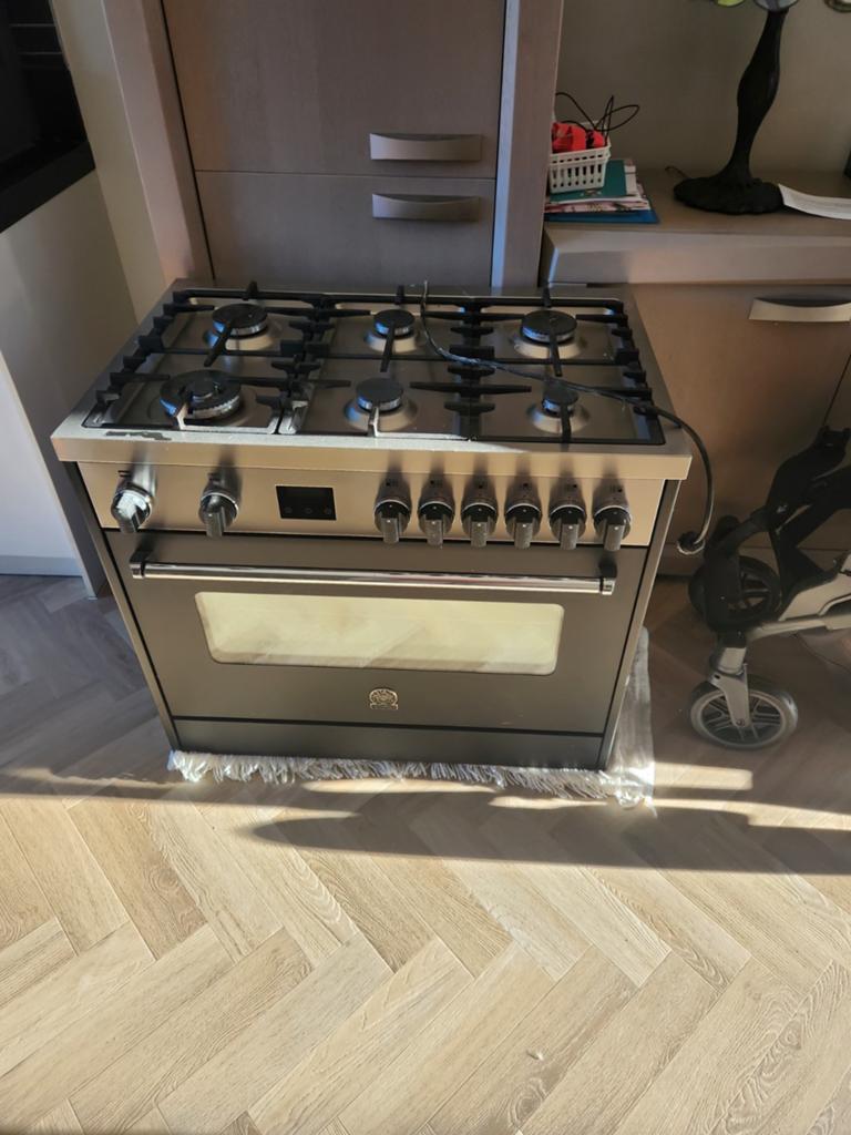 Bertazzoni Fornuis met Gasfornuis (oven mogelijk defect), Witgoed en Apparatuur, Fornuizen, Ophalen, 60 cm of meer, Zo goed als nieuw