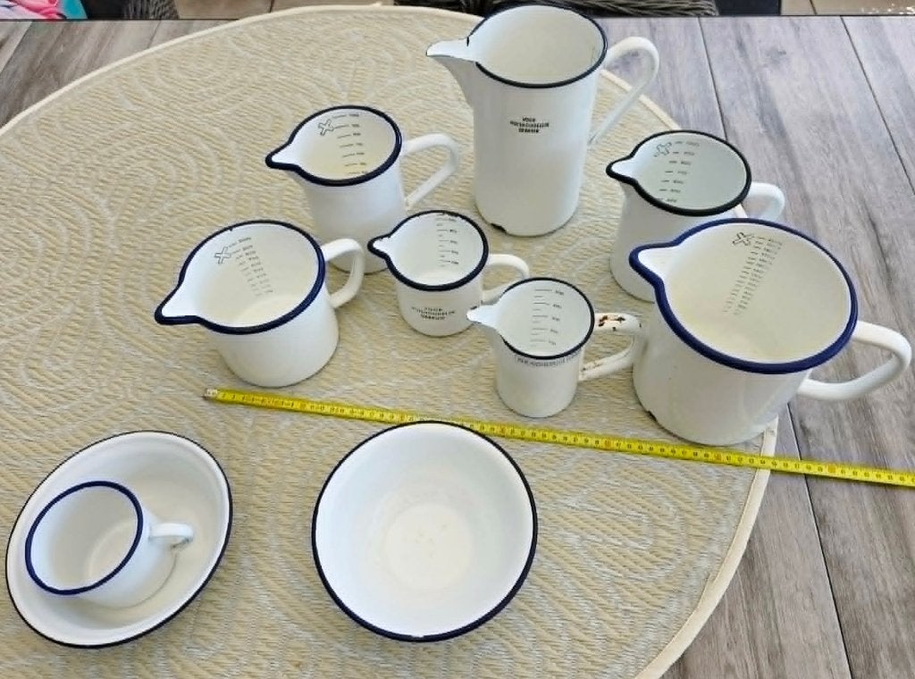 Oude,wit emaille set,maatbekers,grote 2L+klein,schalen,mokje, Ophalen of Verzenden