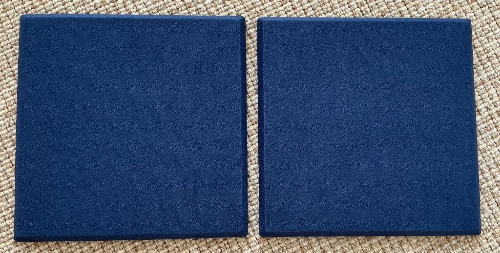 2 covers voor boxen 20 x 20 cm. blauw Bang & Olufsen {?), Overige typen, Nieuw, Ophalen of Verzenden, Bang & Olufsen