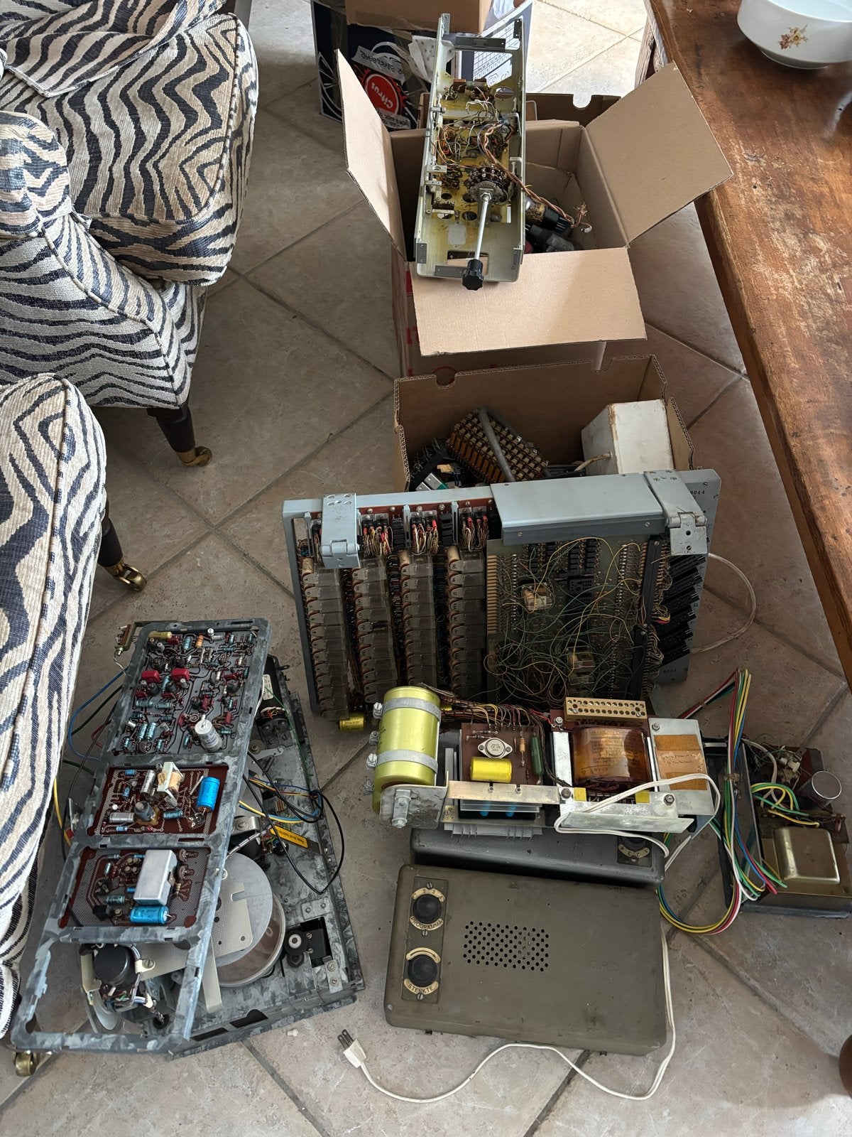 elektronische onderdelen TV radio telmachine, Ophalen