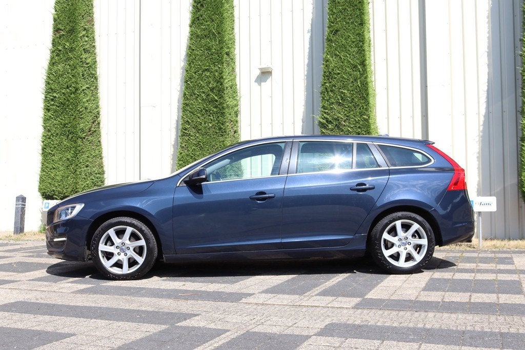 Volvo V60 1.6 T3 Momentum Automaat Climate Control APK 27-02, Stof, Gebruikt, 4 cilinders, 150 pk