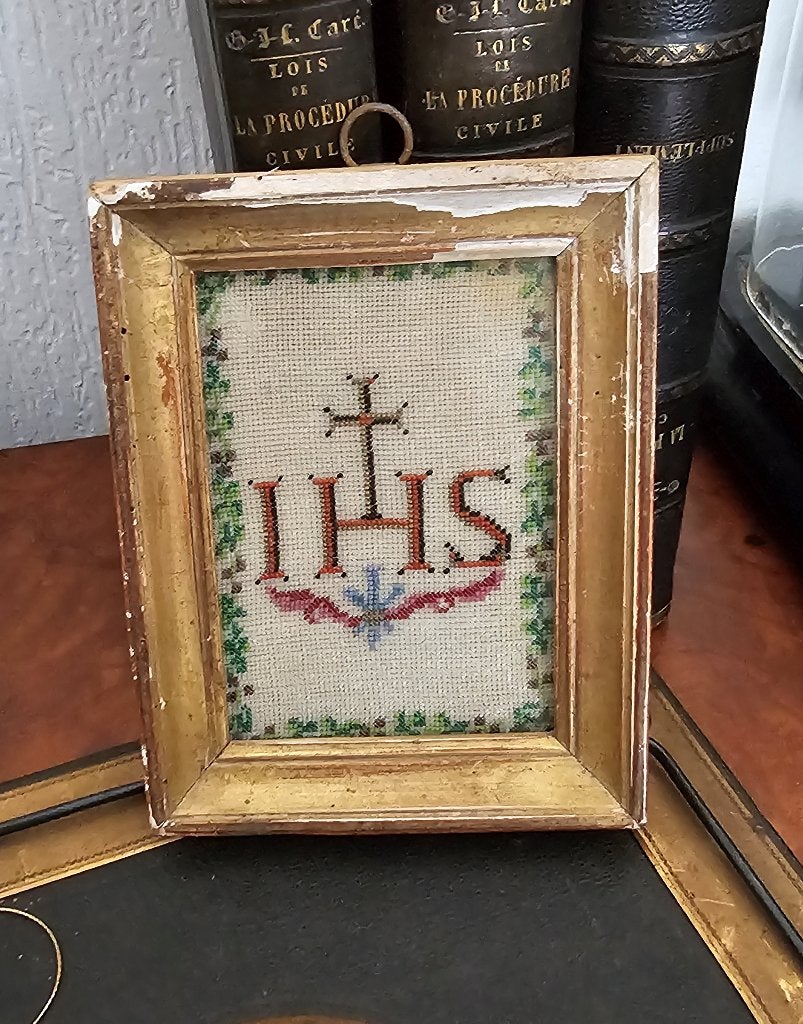 APART * Antiek religieus lijstje IHS glaskralen geborduurd, Antiek en Kunst, Ophalen of Verzenden