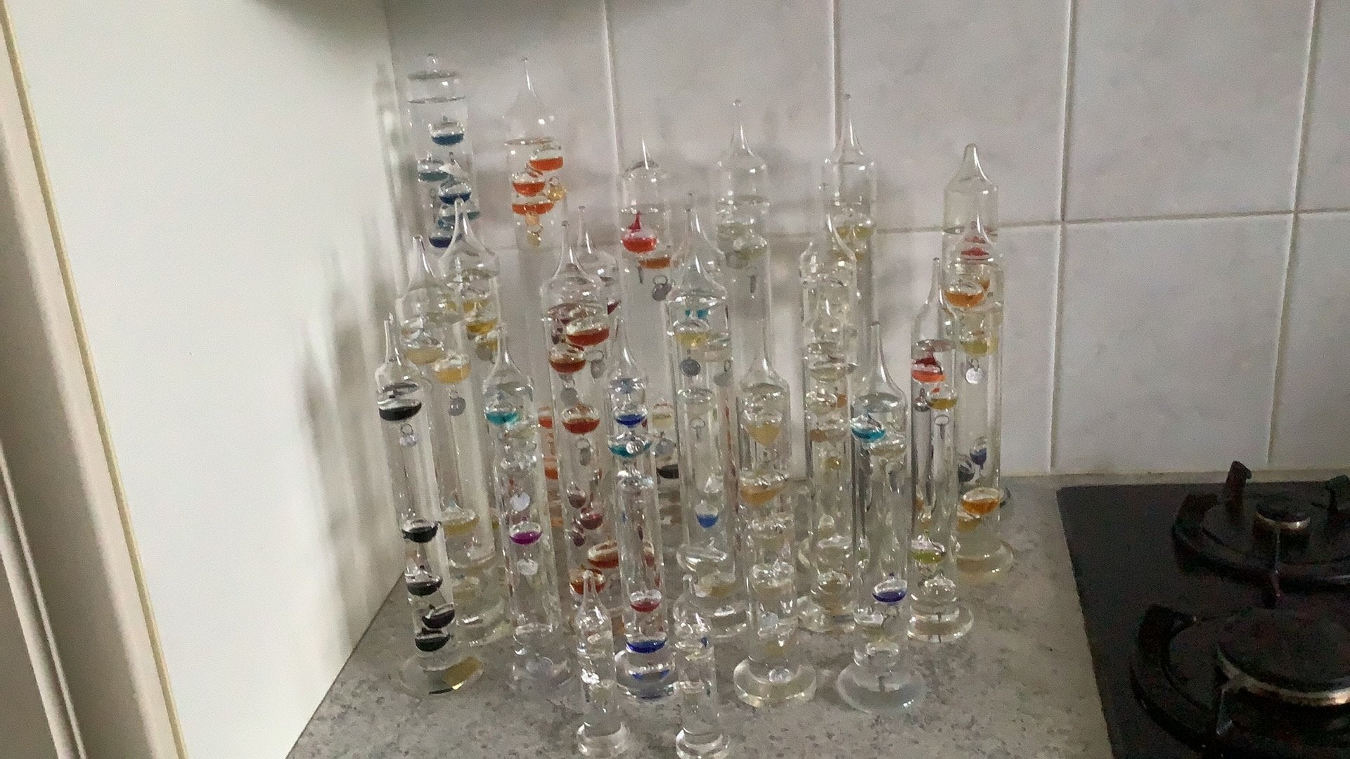 Onze verzameling glazen Galileo-thermometres, 23 stuks, Huis en Inrichting, Overige typen, Ophalen, Zo goed als nieuw