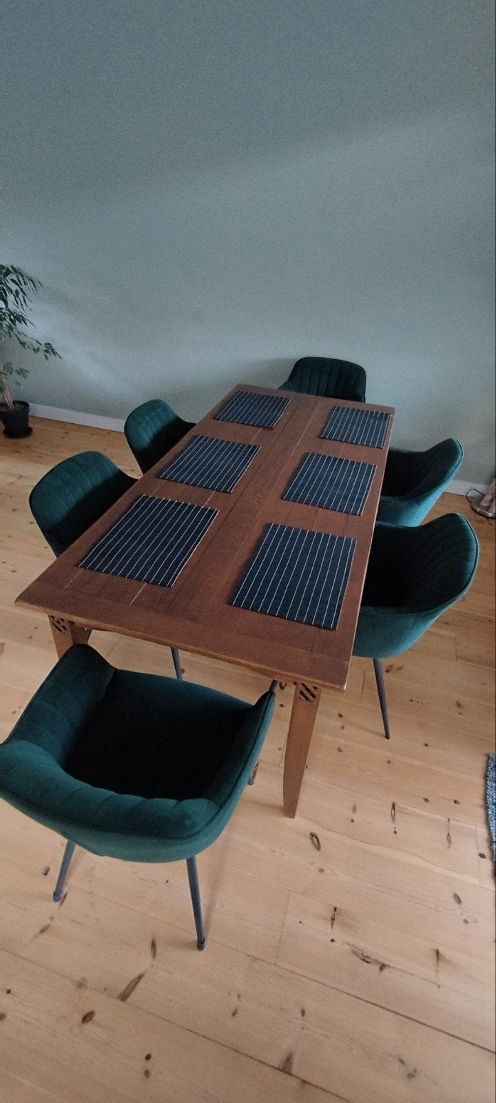 Eikenhouten eettafel met 6 groene fluwelen stoelen, Modern landelijk, Zo goed als nieuw, Vijf personen of meer, Overige materialen