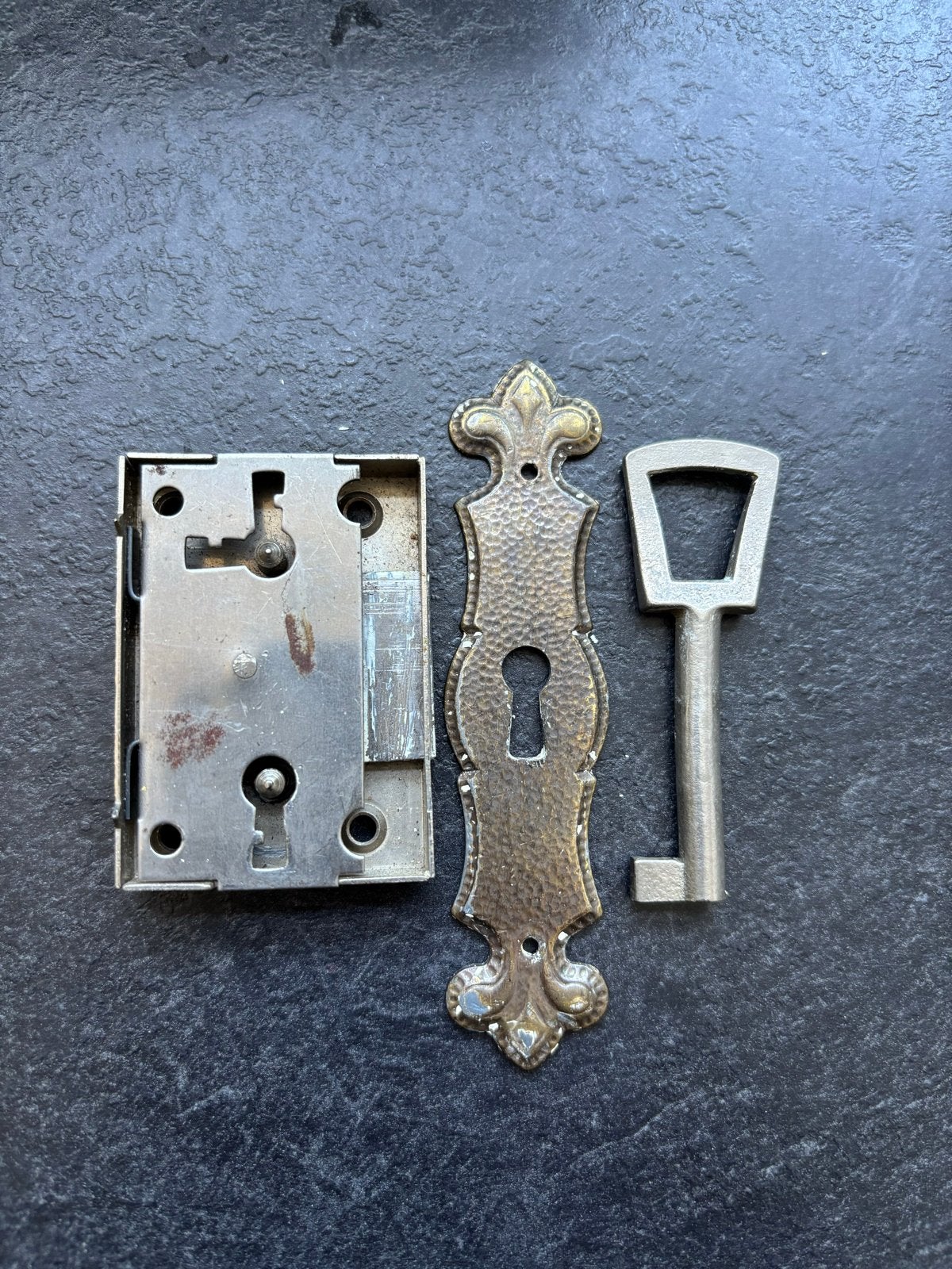 2 x Antiek deurslotjes met sleutel en sierplaat, Ophalen of Verzenden, Gebruikt, Koper of Messing, Slot