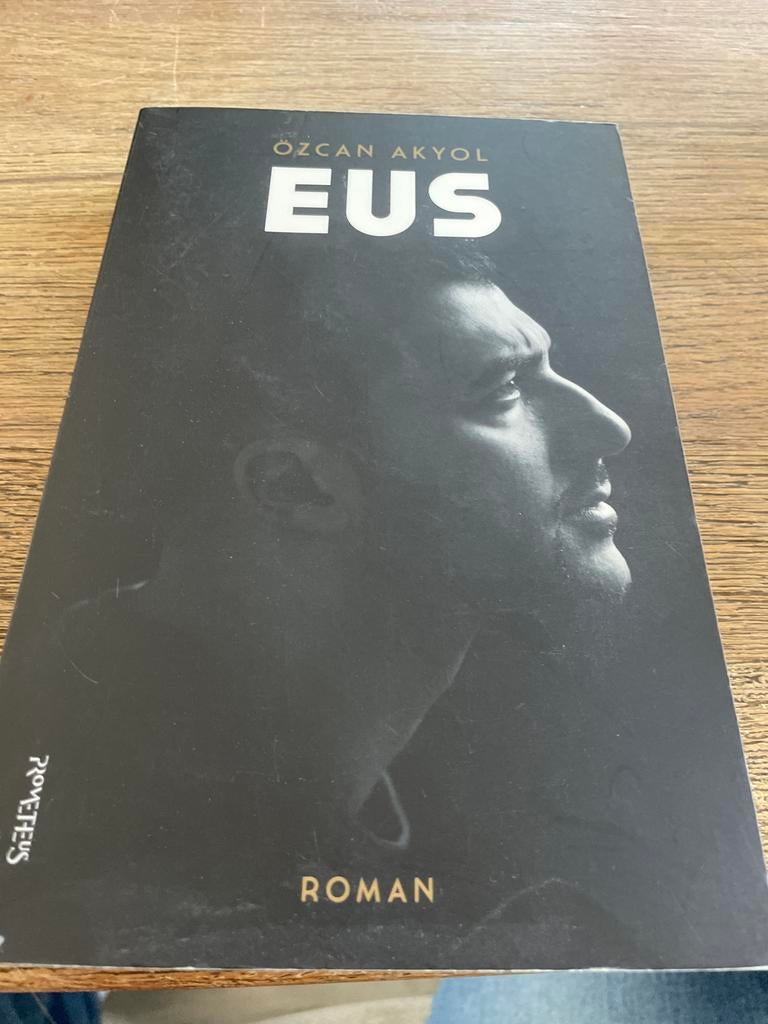 EUS - Roman van Özcan Akyol, Ophalen of Verzenden, Gelezen, Nederland
