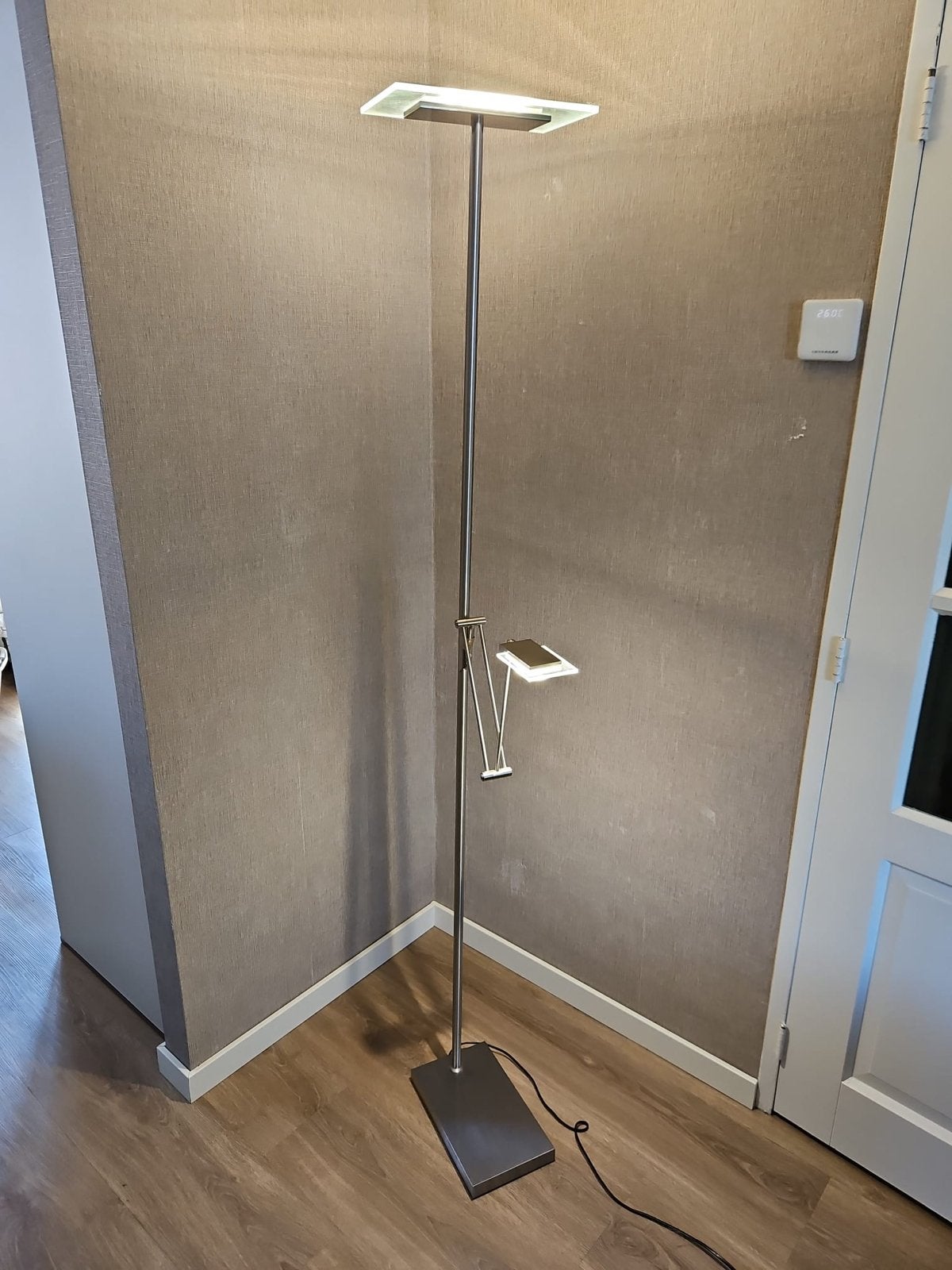 Moderne dimbare staande lamp met uittrekbare arm, Gebruikt, Overige fittingen, Ophalen of Verzenden, Metaal