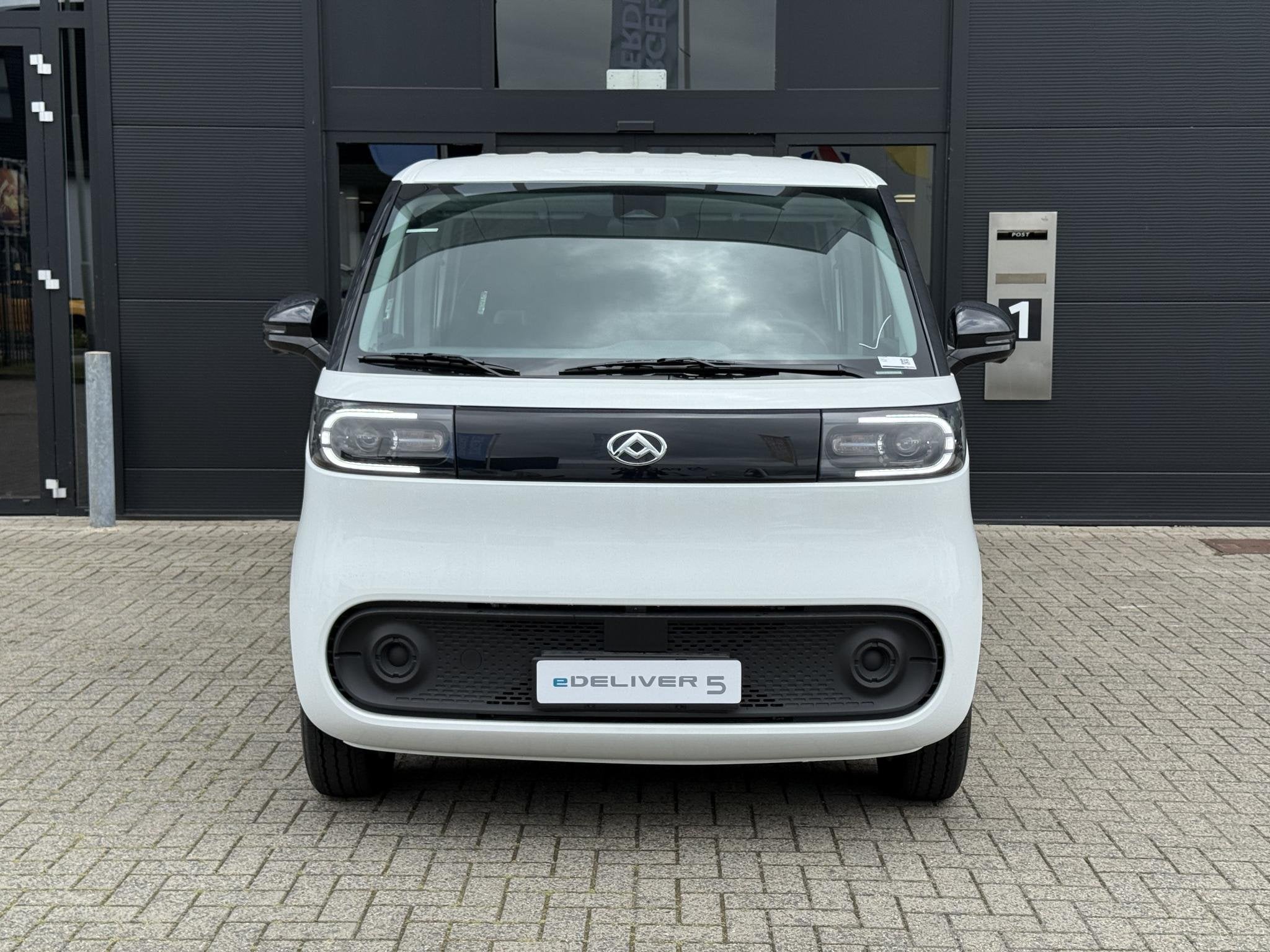 Maxus eDeliver 5 DC L2H1 64kWh Aut. Dubbele Cabine | WLTP to, Auto's, Stof, Met garantie (alle), Maxus, Grijs