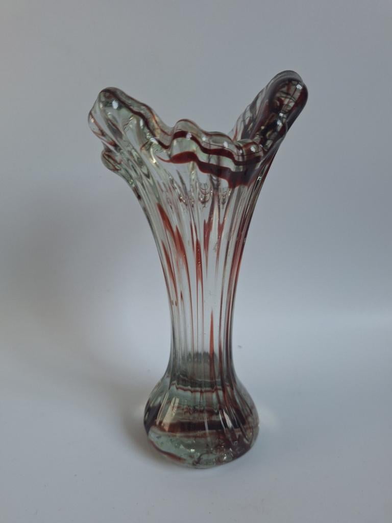 Murano krulvaasje.
Blank met rood glas
17,5 x 8 cm
450 gram, Antiek en Kunst, Antiek | Vazen, Ophalen of Verzenden